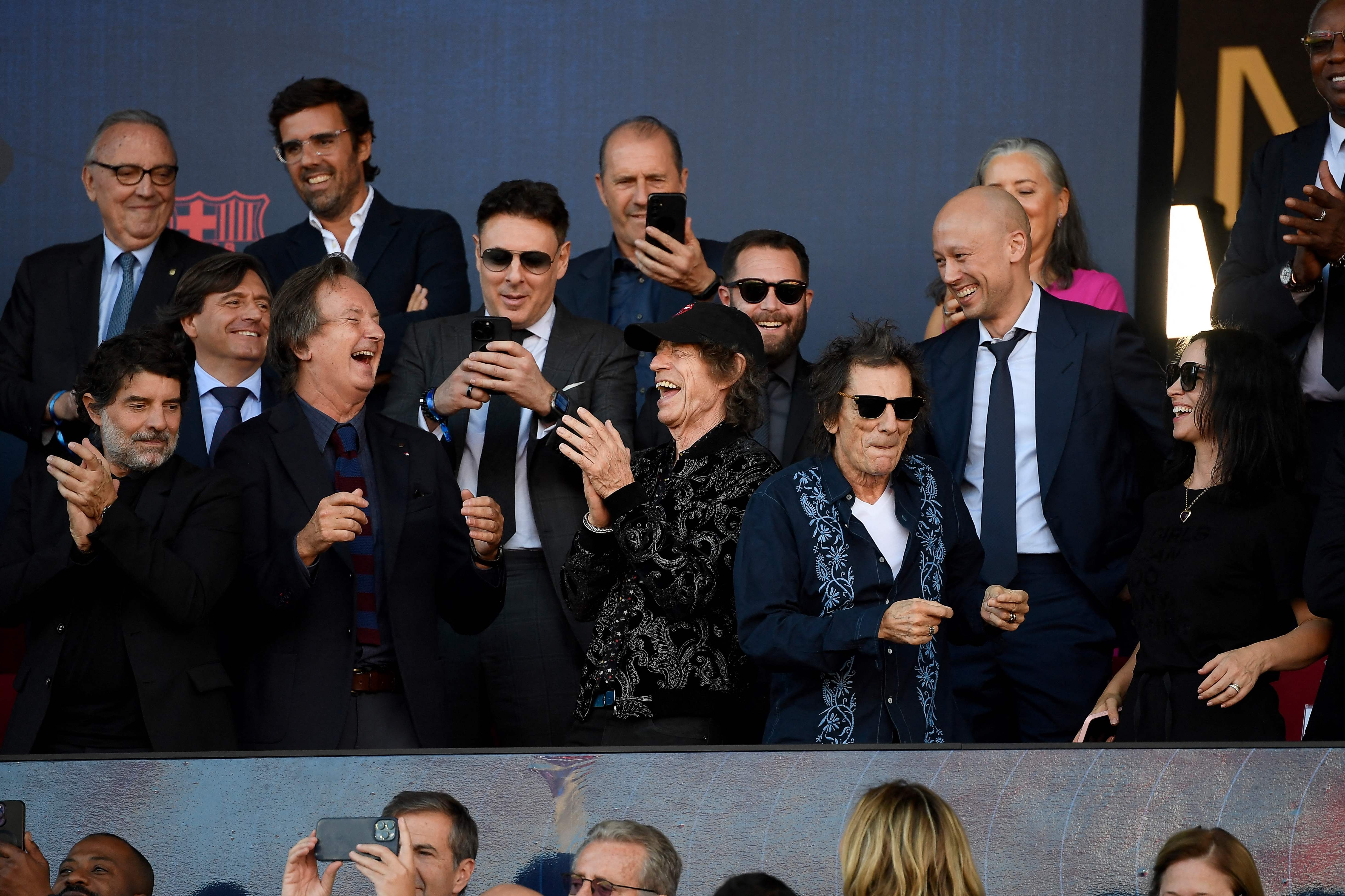 Los miembros de la icónica banda inglesa The Rolling Stones, Mick Jagger (C), Ronnie Wood (2ndo-d) y su esposa, Sally Humphreys Wood, (d), en el Clásico español entre FC Barcelona y Real Madrid CF en el Estadio Olímpico Lluis Companys. (Foto Prensa Libre: AFP)