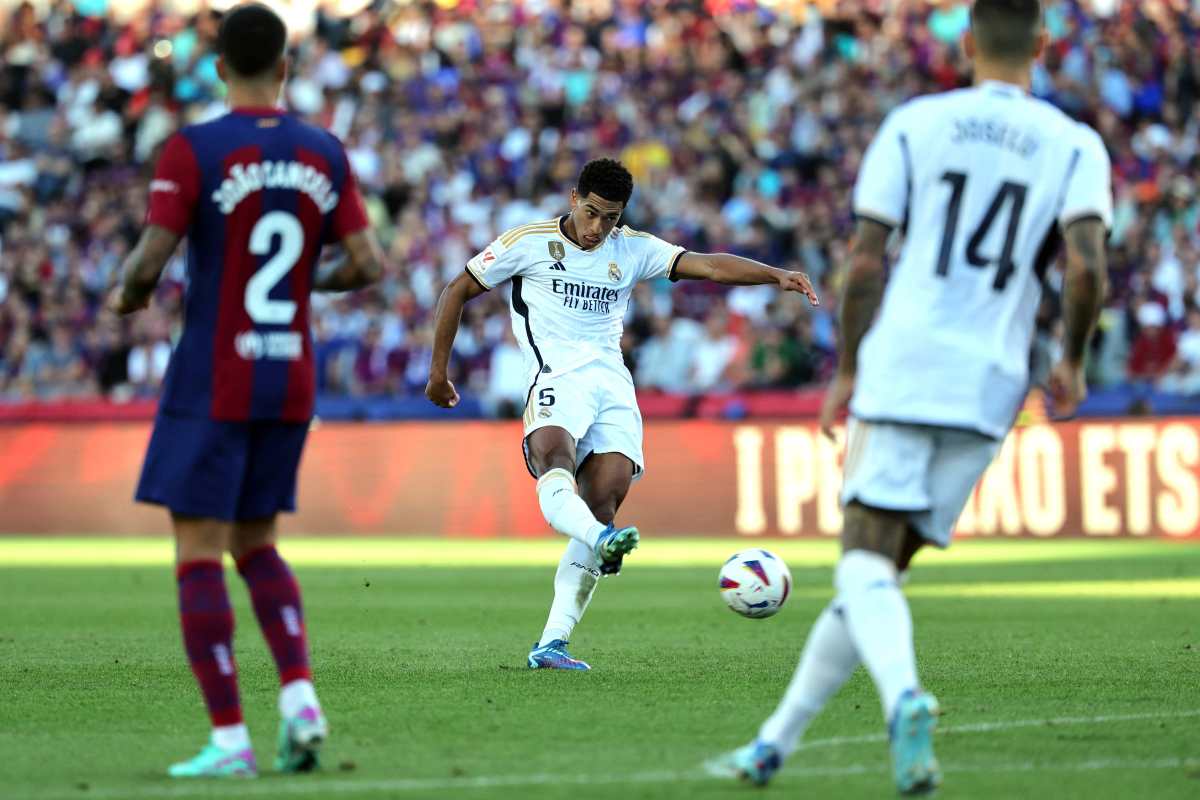 El jugador del Real Madrid, Jude Bellingham, marca el empate ante el FC Barcelona en el Estadio Olímpico Lluis Companys. (Foto Prensa Libre: AFP)
