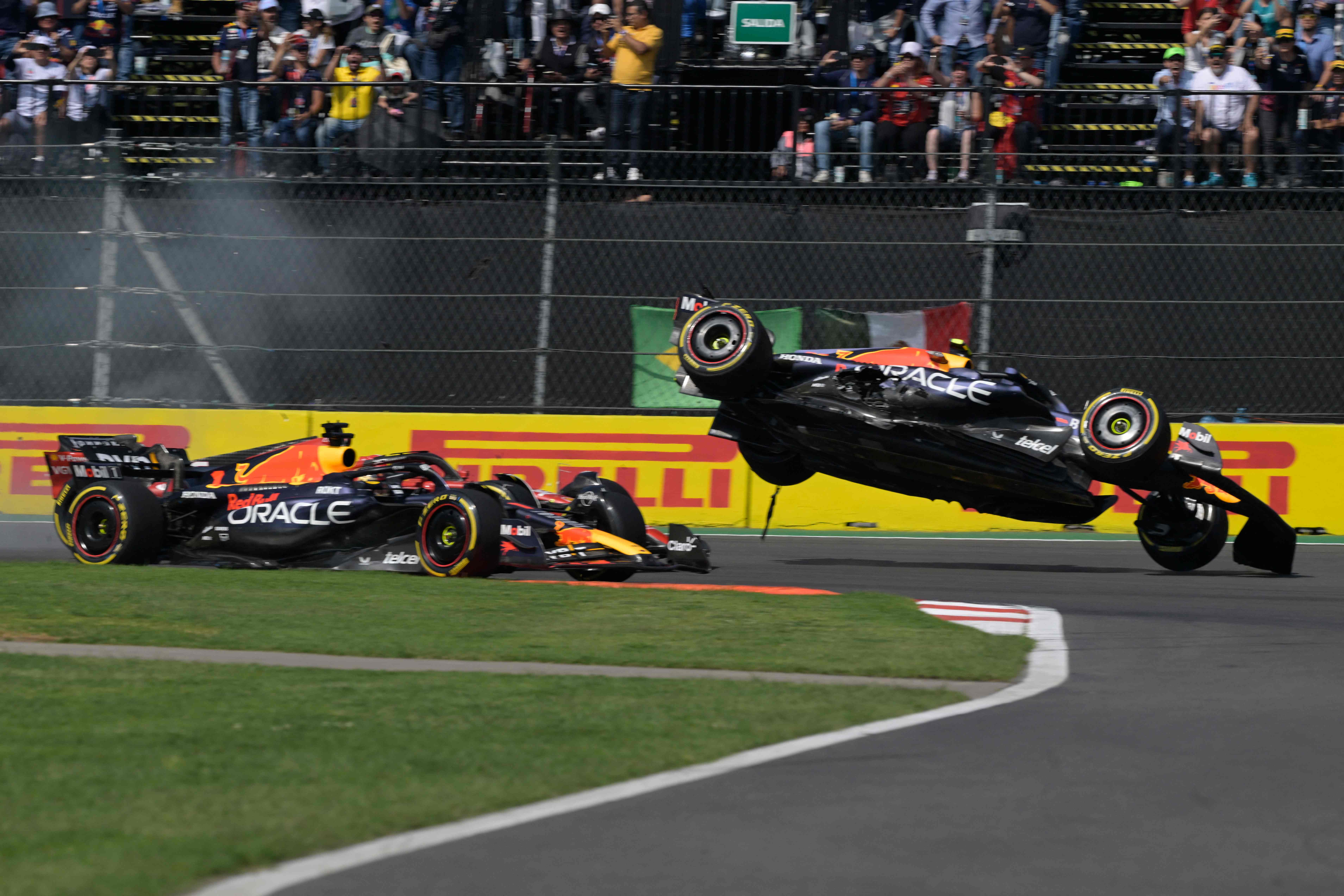 El momento del accidente que dejó fuera al piloto de Red Bull, Sergio Pérez (d), ocurrido en el autódromo Hermanos Rodríguez. (Foto Prensa Libre: AFP)