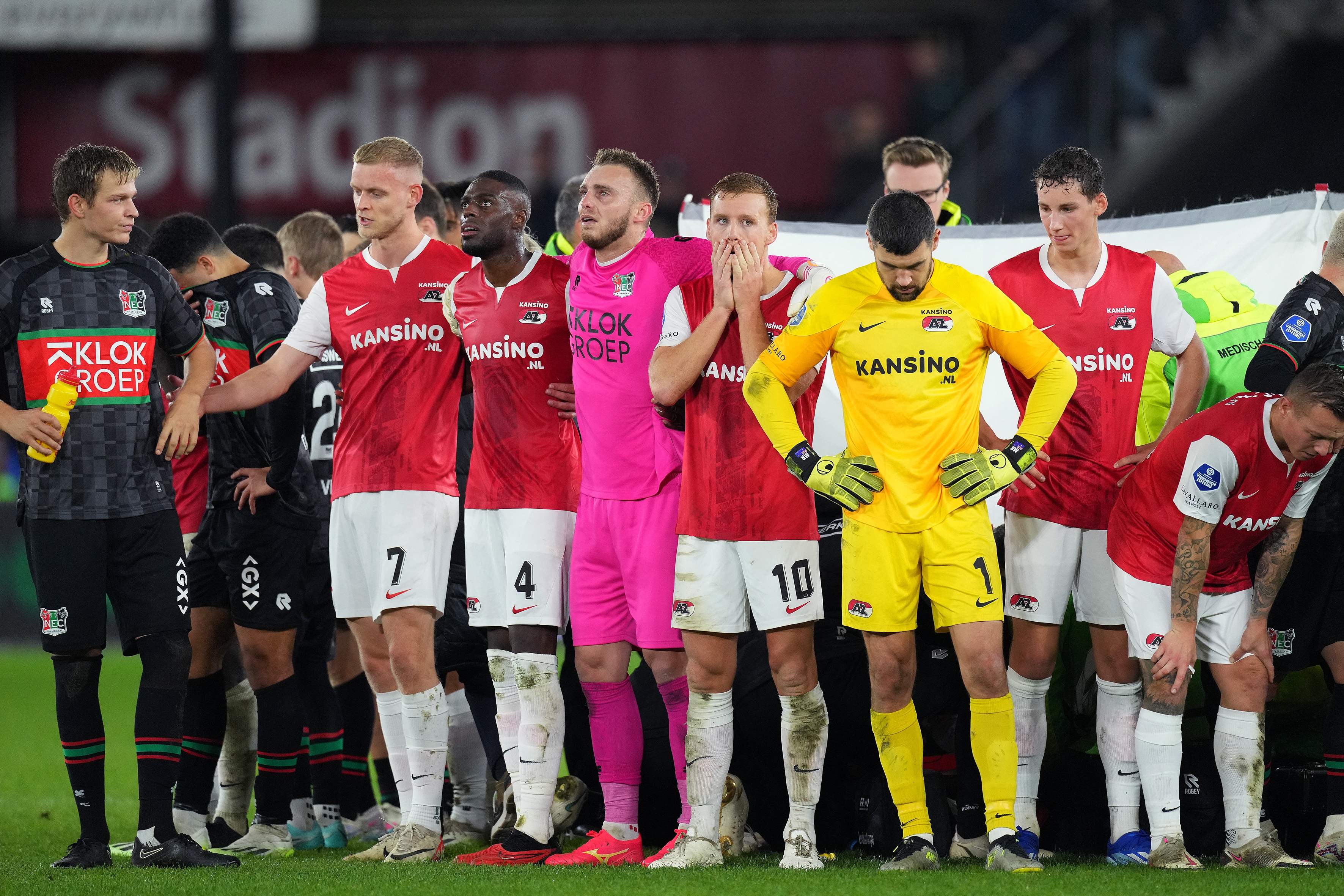 Los futbolistas del NEC Nijmegen's bloquean la vista de su compañero, Bas Dost, luego de que se desmayara ante el AZ Alkmaar. (Foto Prensa Libre: AFP)