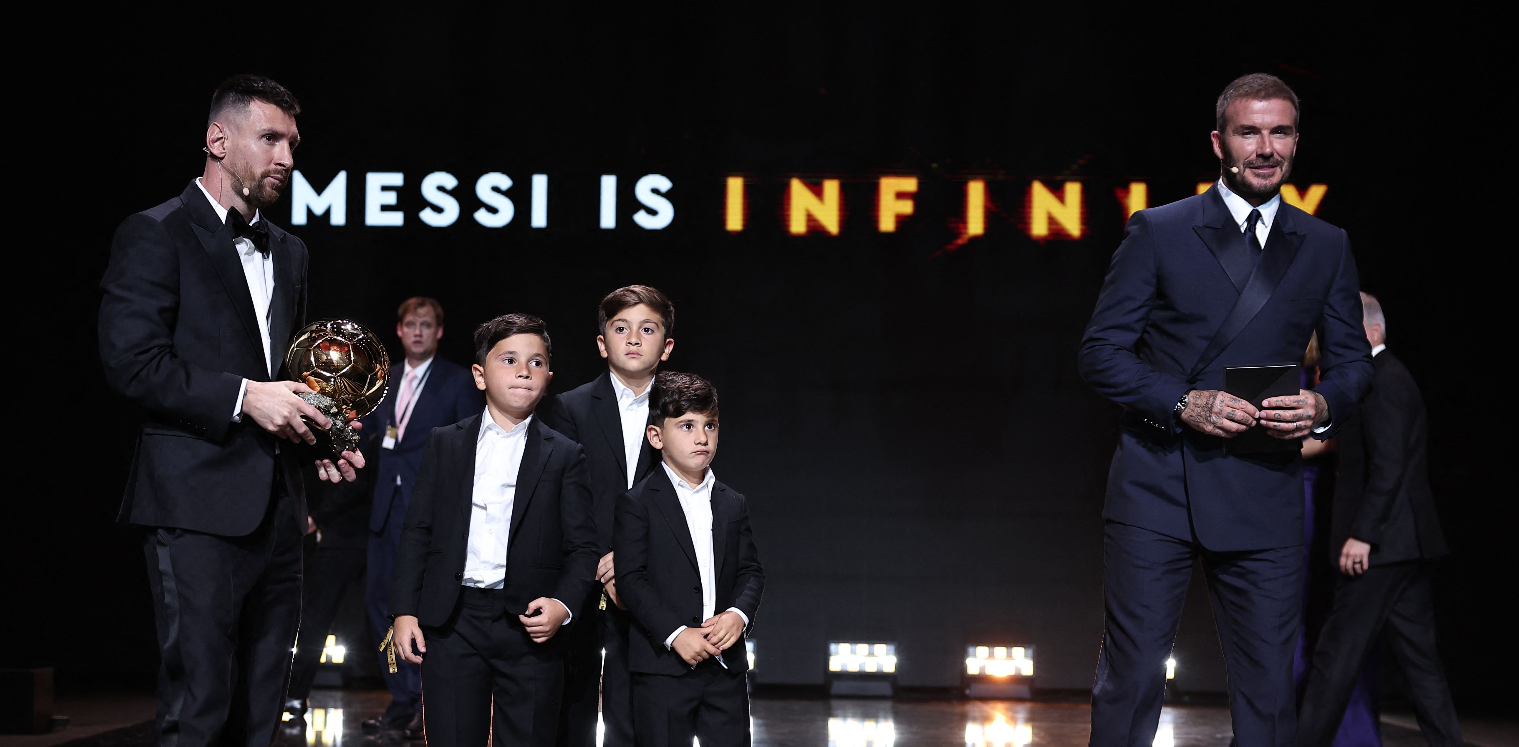 El delantero del Inter Miami juntos a sus hijos en la ceremonia del Balón de Oro 2023. Foto Prensa Libre (AFP)