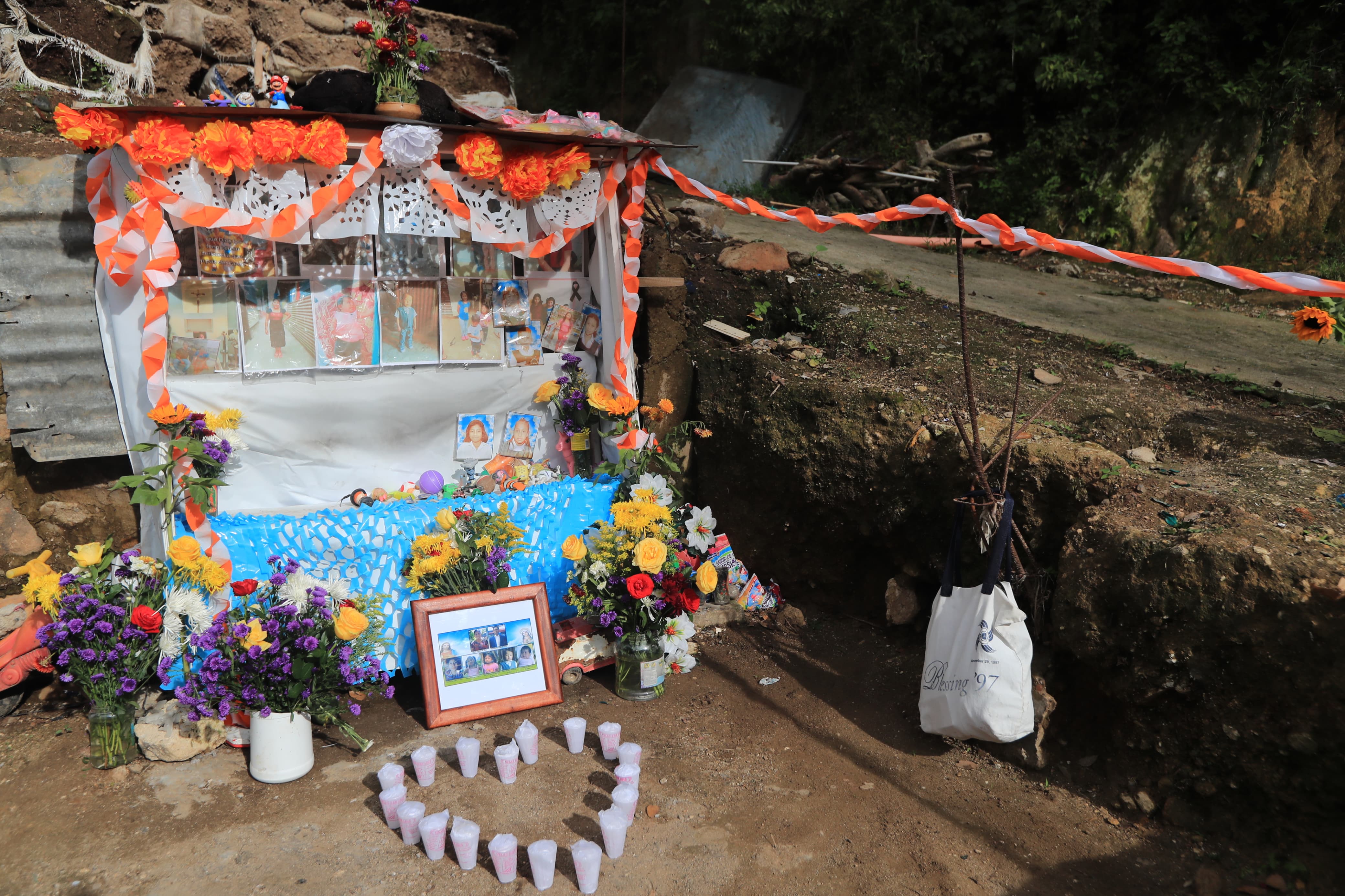 Altar con fotgrafías de las víctimas que fallecieron en la tragedia en El Naranjo, en zona 7'