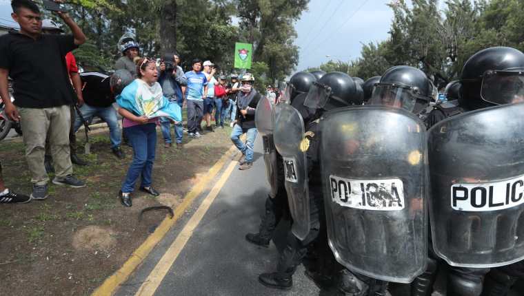 Este martes 10 de octurbe, agentes antimotines de la PolicÃ­a Nacional Civil (PNC), han llegado a los puntos de bloqueo.