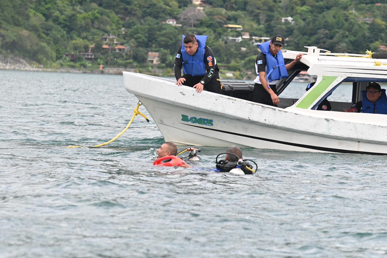 Ciudadana estadounidense desaparece en el Lago de Atitlán y bomberos usan drones, lanchas y helicópteros para localizarla