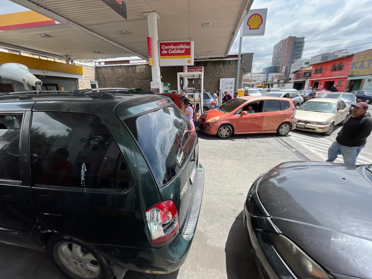En las estaciones de servicio de Quetzaltenango se reportó desabasto de gasolinas, pero se está despachando producto este sábado. (Foto Prensa Libre: Mynor Toc)