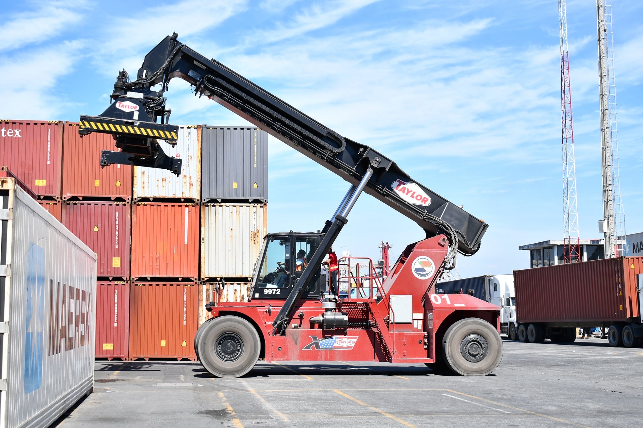 El sector logístico nacional ha informado que mercancías con productos de fin de año han sido redireccionadas a puerto Manzanillo México por la saturación en puertos guatemaltecos. (Foto Prensa Libre: Cortesía) 