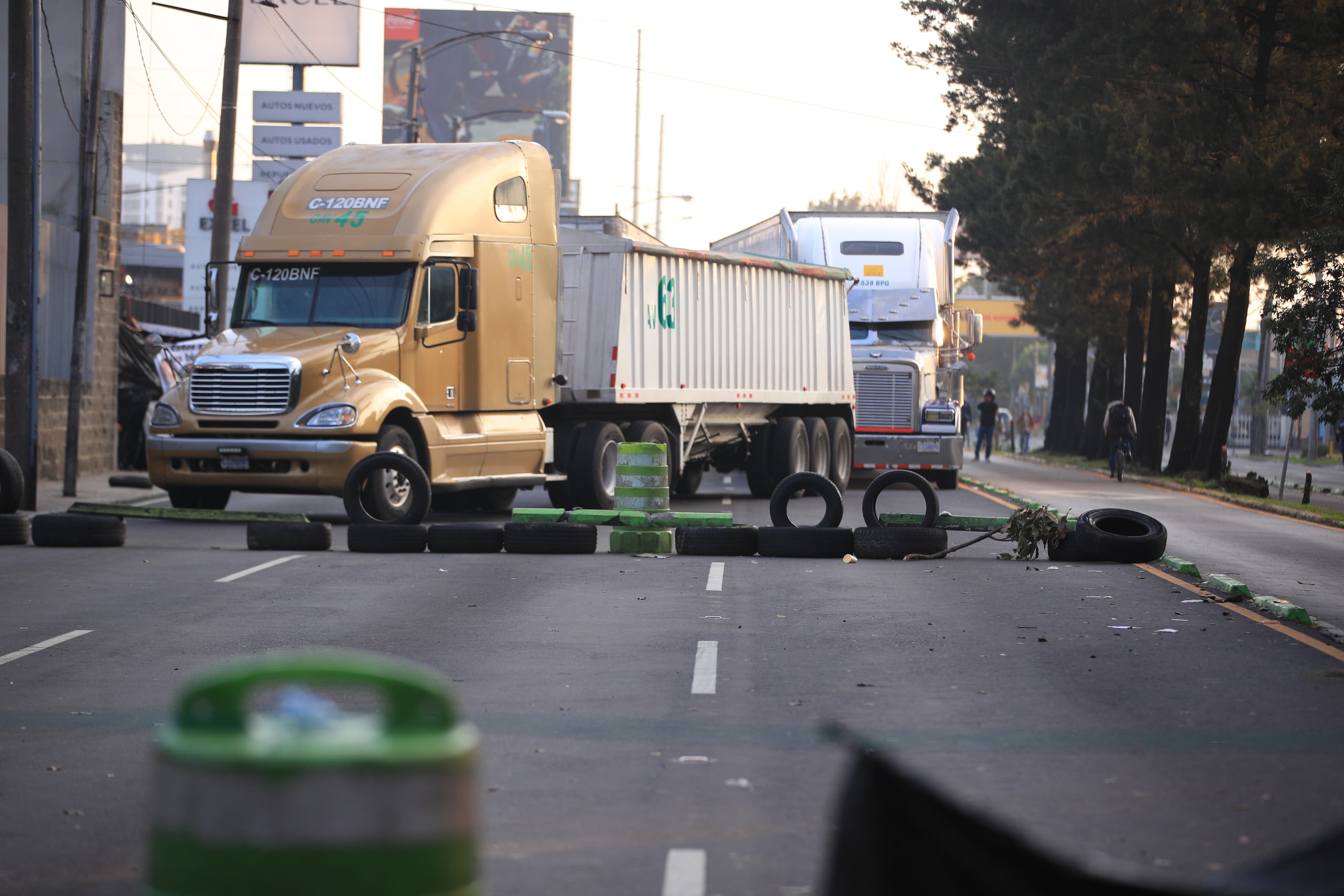 La calzada Raúl Aguilar Batres continúa bloqueada este 12 de octubre. Ahora con transporte pesado. (Foto Prensa Libre: Carlos Hernández).