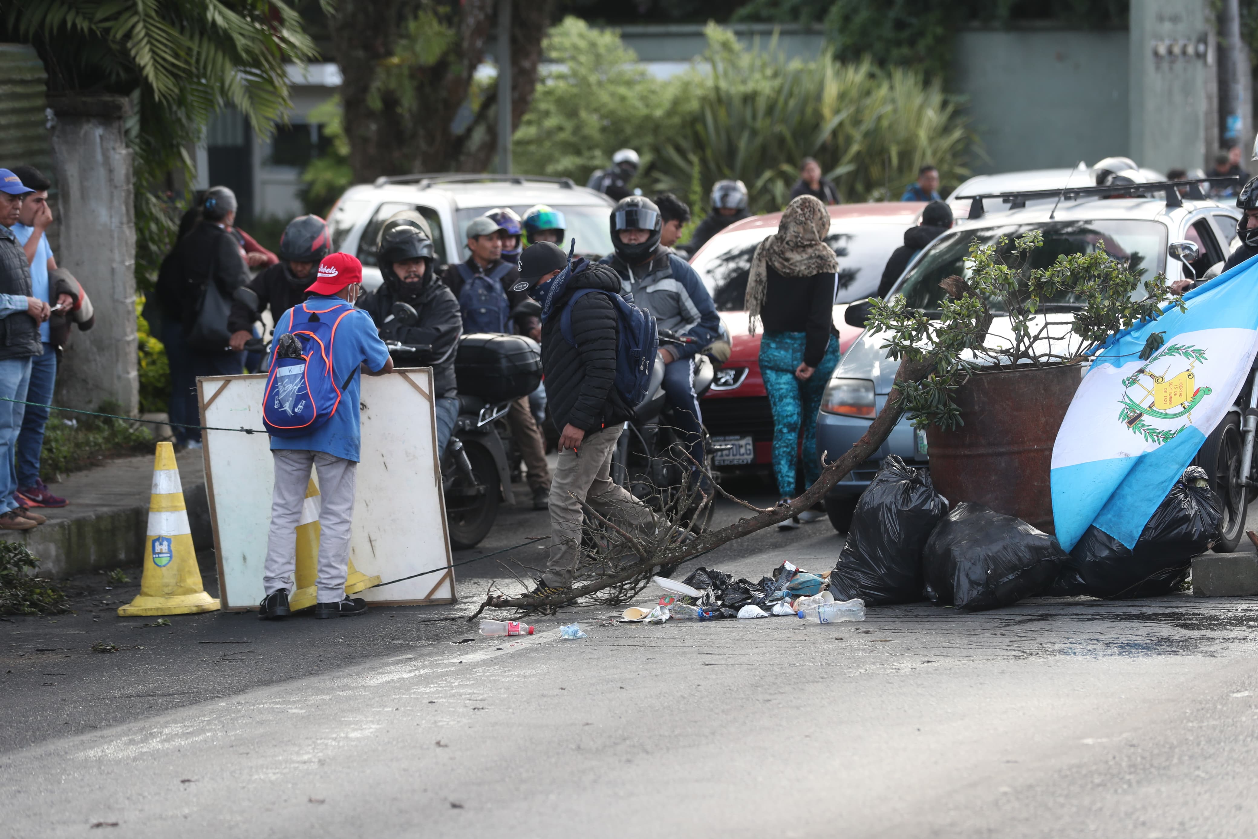 Manifestantes continúan bloqueando el kilómetro 16 de carretera a El Salvador este 11 de octubre (Foto Prensa Libre: Érick Ávila)