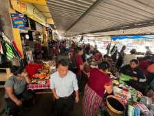 Varias personas llegaron temprano al mercado Kaibil Balam para comprar productos básicos, ya que el lugar abrió solo 5 horas. (Foto Prensa Libre: Mike Castillo).