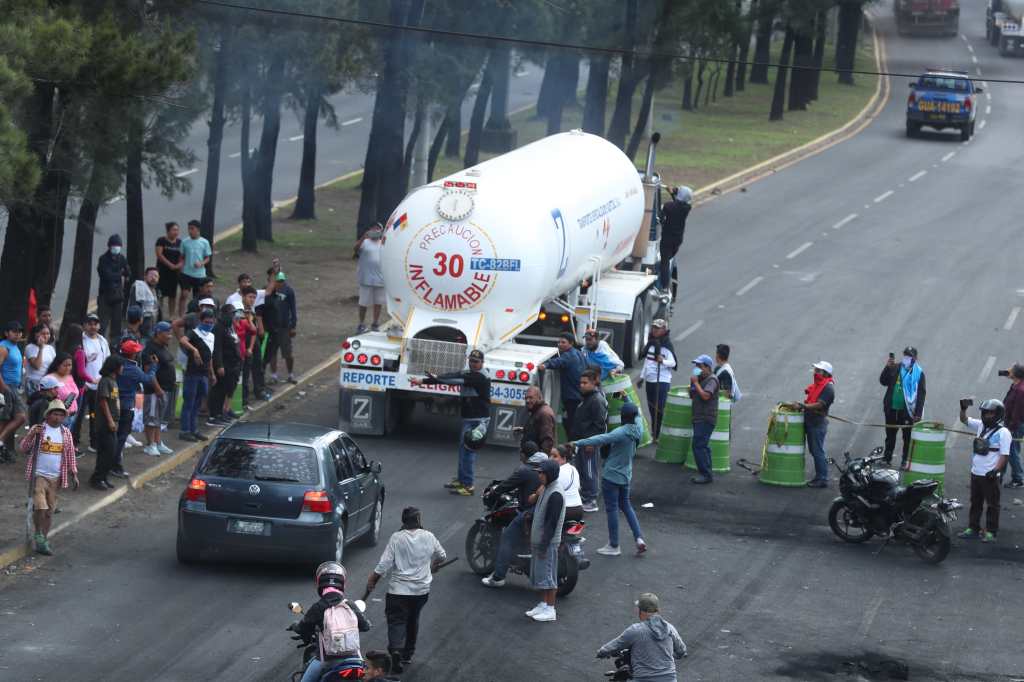 Bloqueos en Guatemala: personas que mantienen los cierres permiten el paso vehicular por breves minutos en diversos puntos del área metropolitana