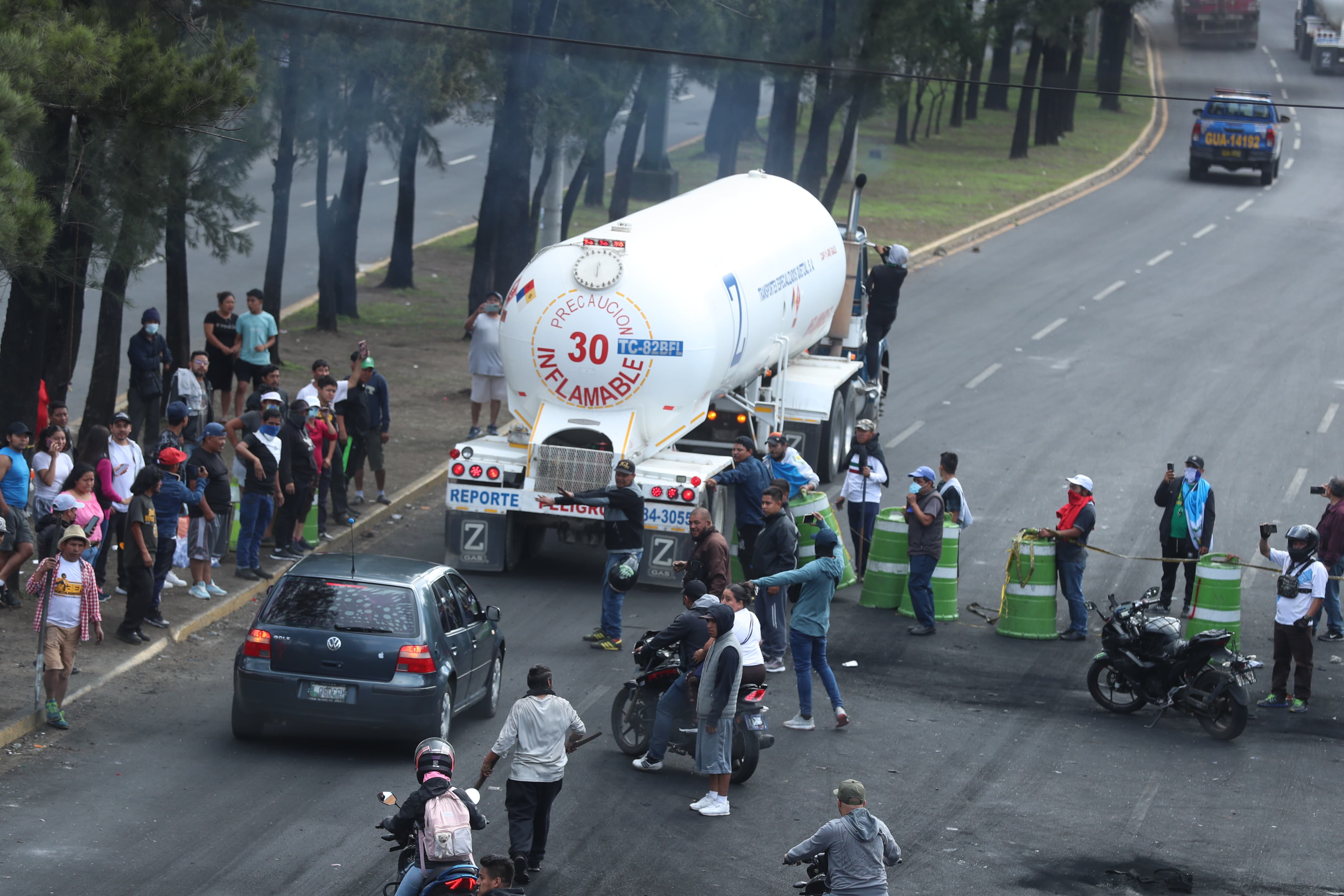Manifestantes del Periférico permiten el paso de vehículos cada hora. (Foto Prensa Libre: Esbin García).