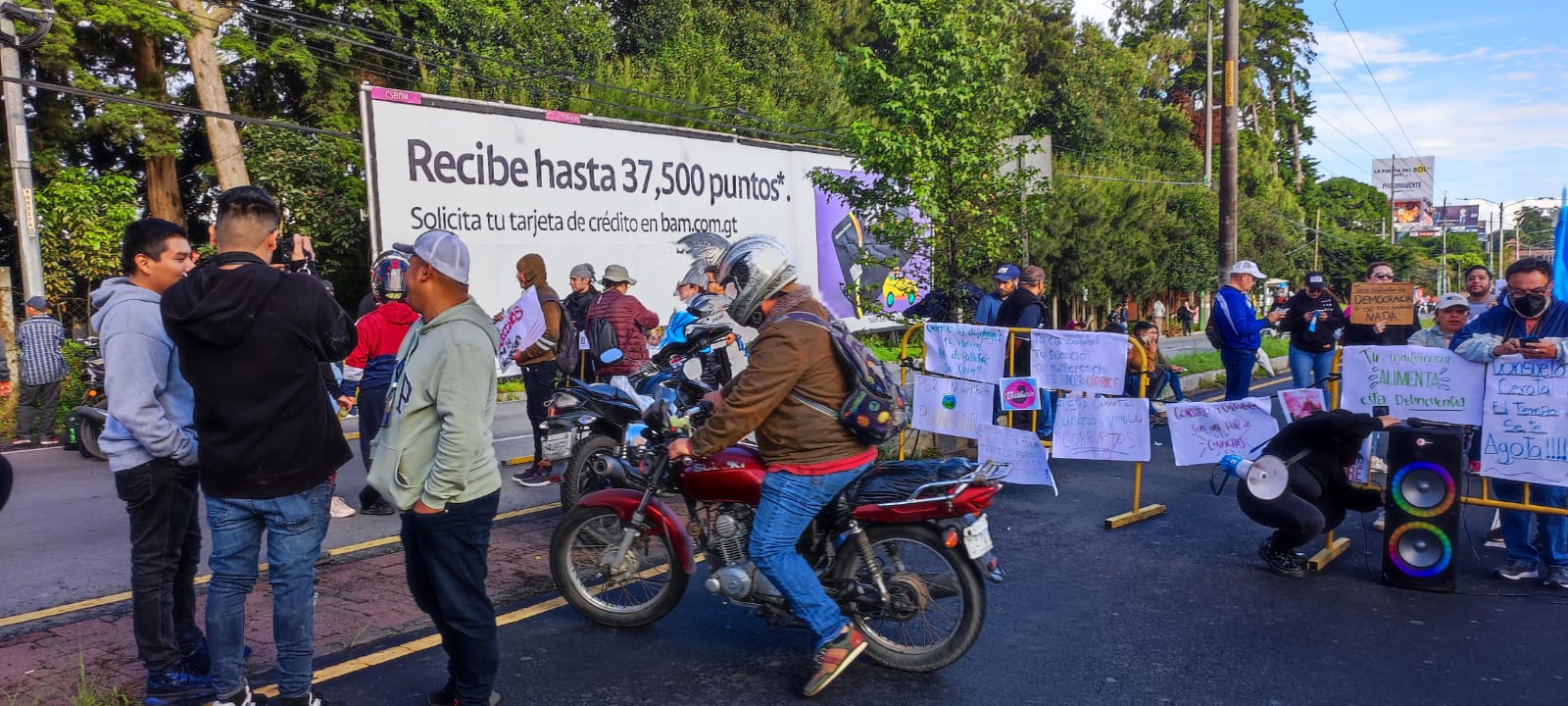 “A todos le estamos cobrando Q25”: Denuncian cobros ilegales en carretera a El Salvador durante los bloqueos del lunes 9 de octubre