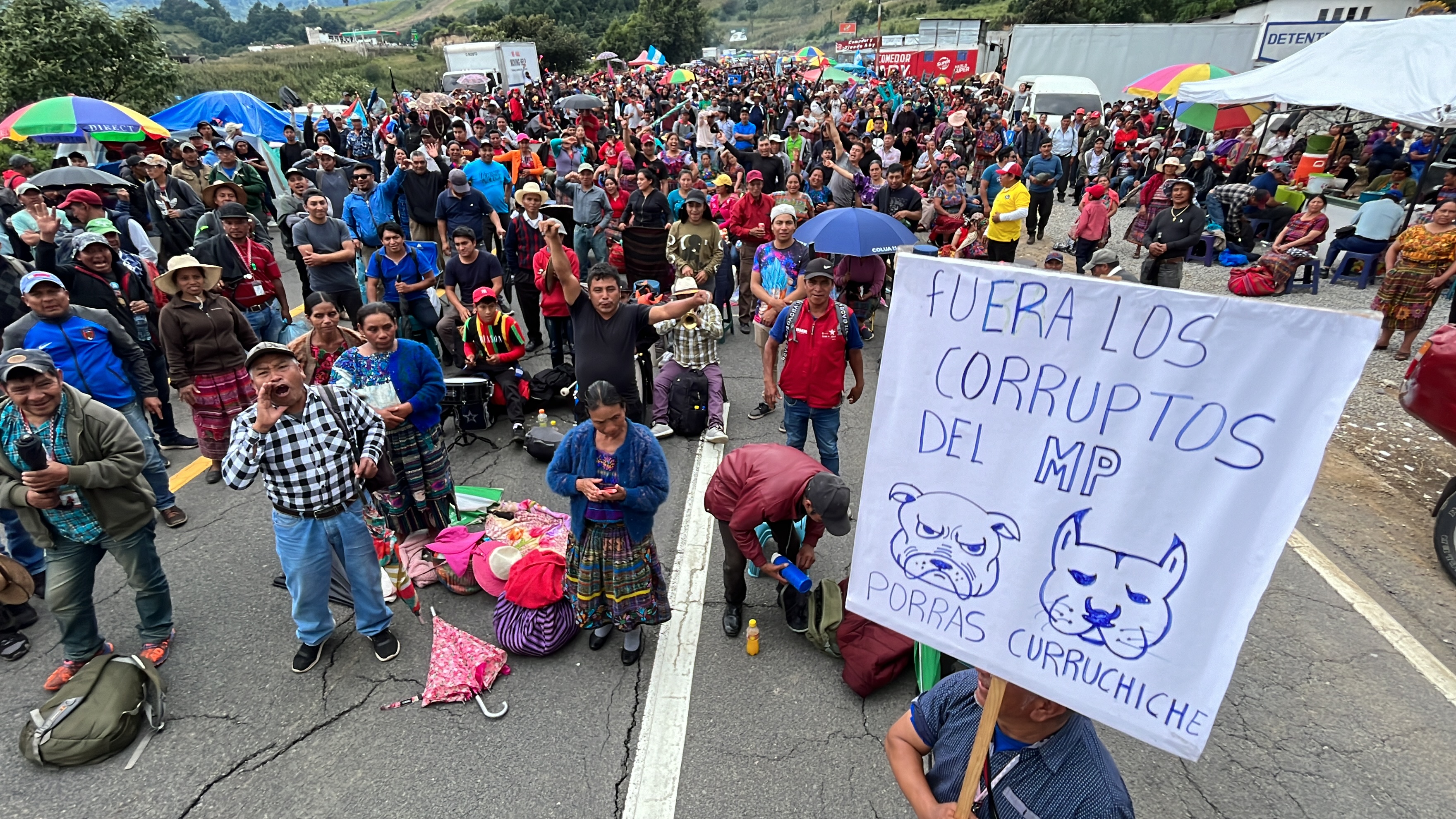 Bloqueo en Sololá, imagen captada este jueves 5 de octubre, cuando se cumplen cuatro días de manifestaciones consecutivas.