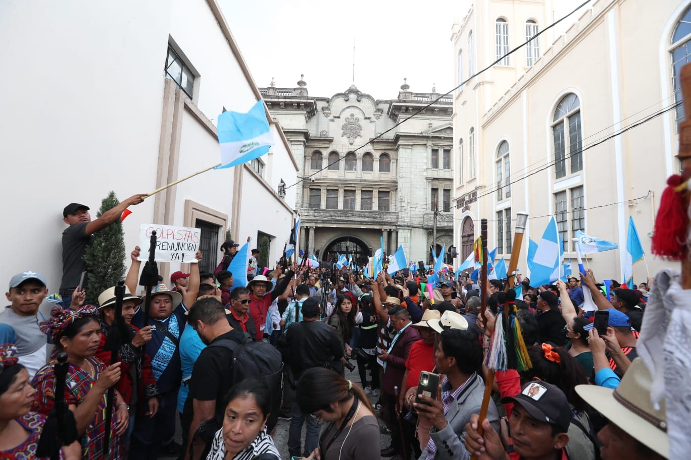 Un grupo de autoridades indígenas acudieron este 12 de octubre al Centro Histórico de la capital en busca de reunirse con el presidente de Guatemala, Alejandro Giammattei.