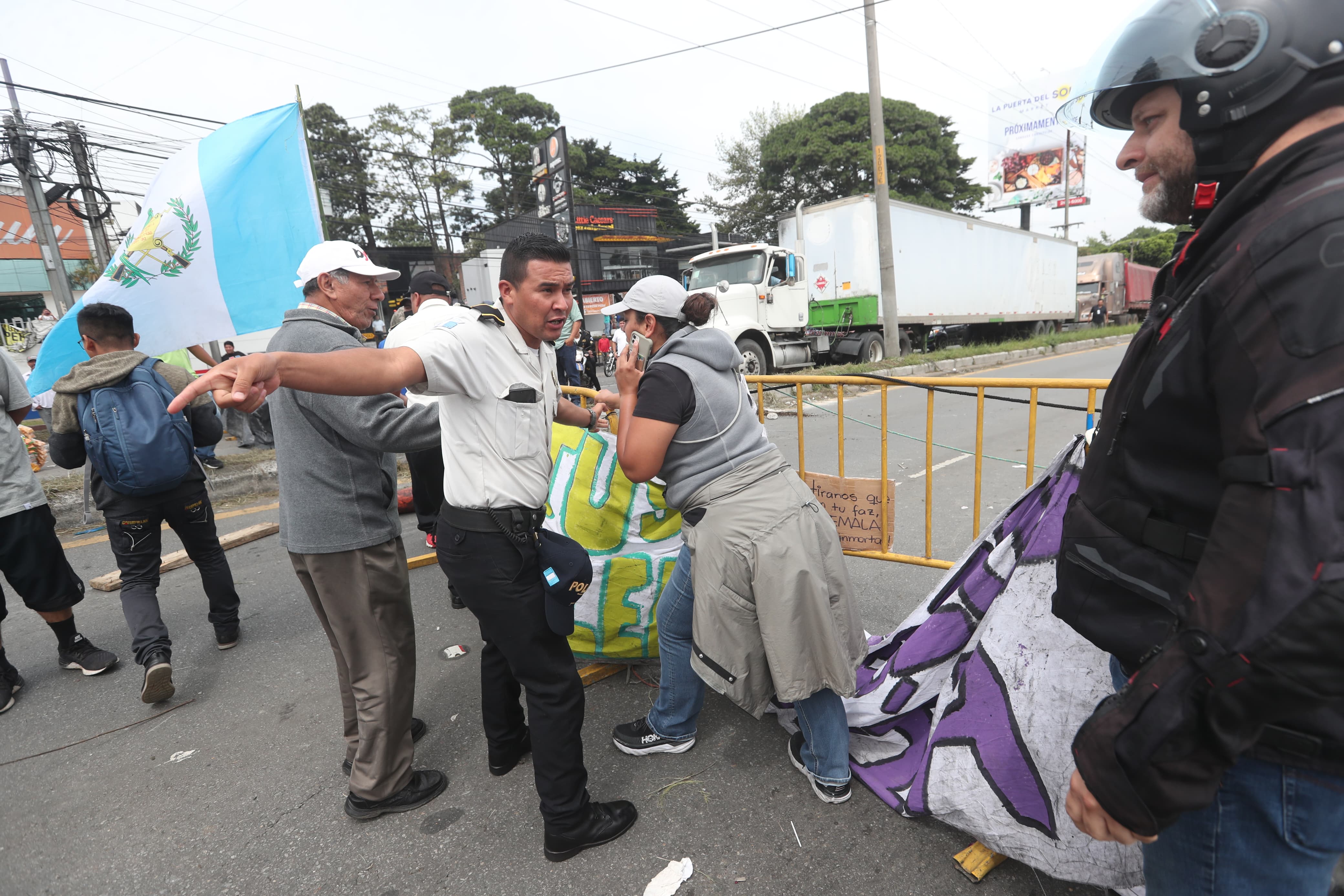Este jueves 12 de octubre, se cumplen 11 días de bloqueos y manifestaciones en Guatemala, cuyos efectos negativos ya traspas fronteras. (Foto Prensa Libre: Erick Ávila)