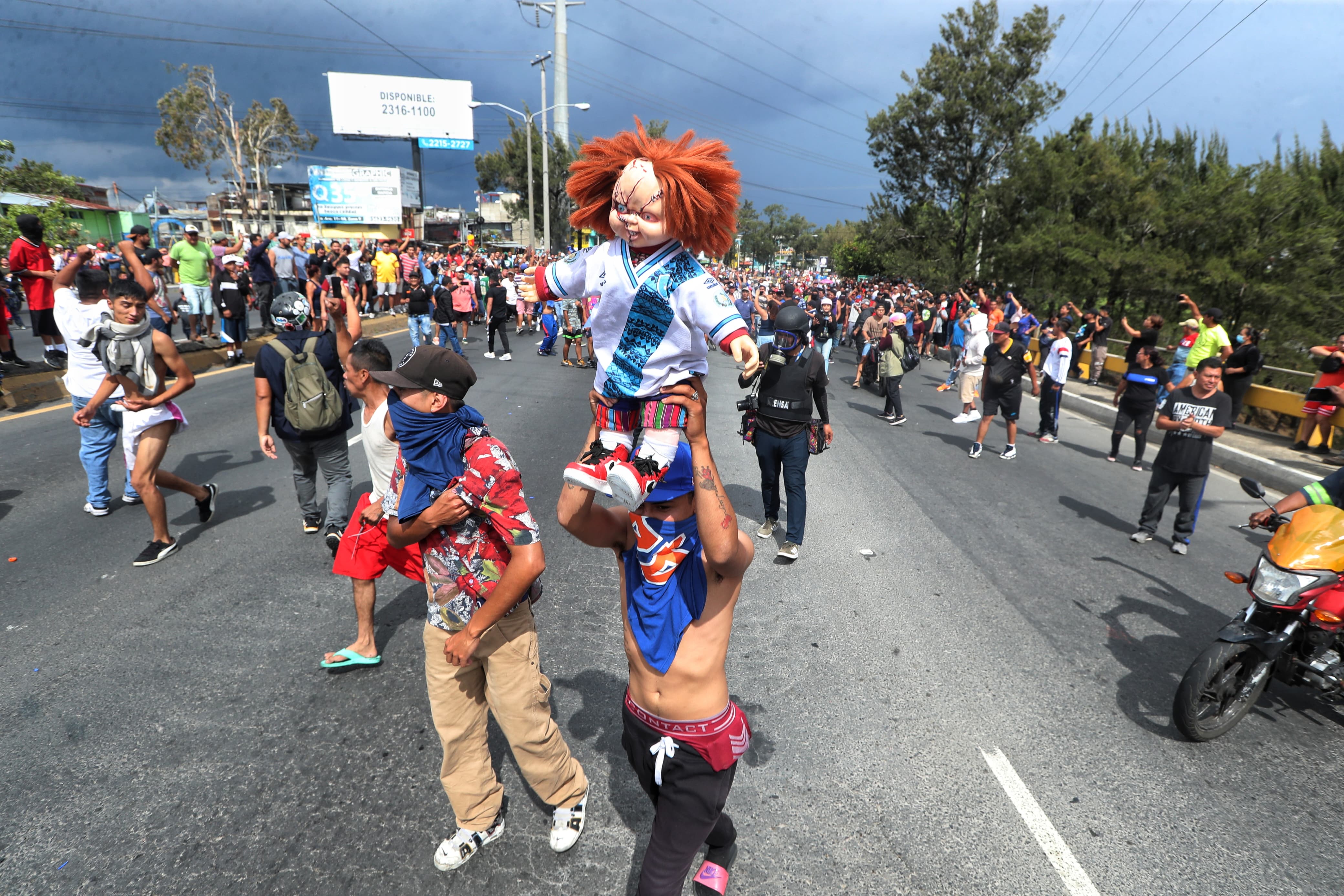 Bloqueos obligan a turistas a pagar vuelos privados o quedarse varados en comunidades de Guatemala, reporta Inguat
