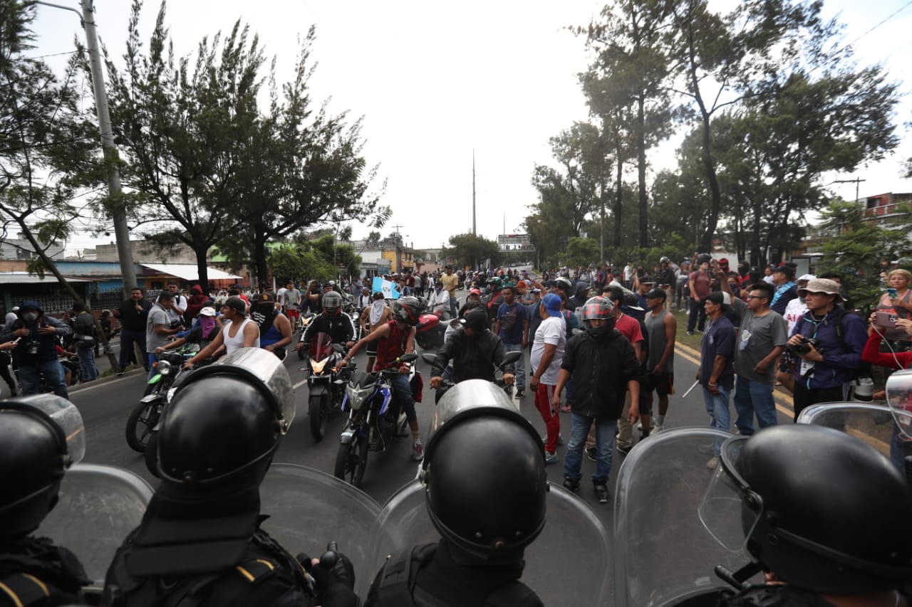 Sin camiones ni tráileres, buques cancelados y bodegas saturadas: Bloqueos provocan crisis en puertos de Guatemala