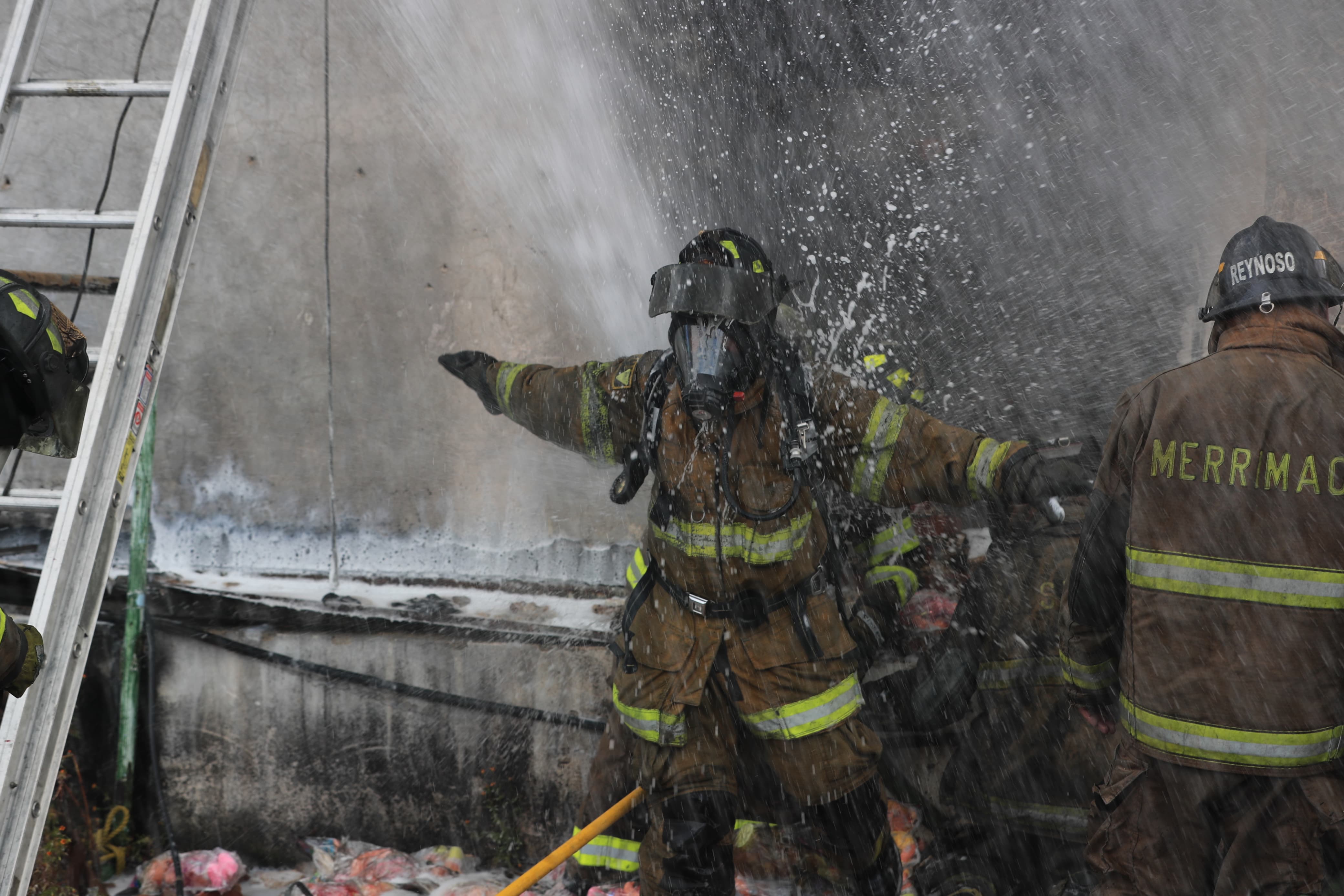 Bomberos combaten incendio con agua y espuma'