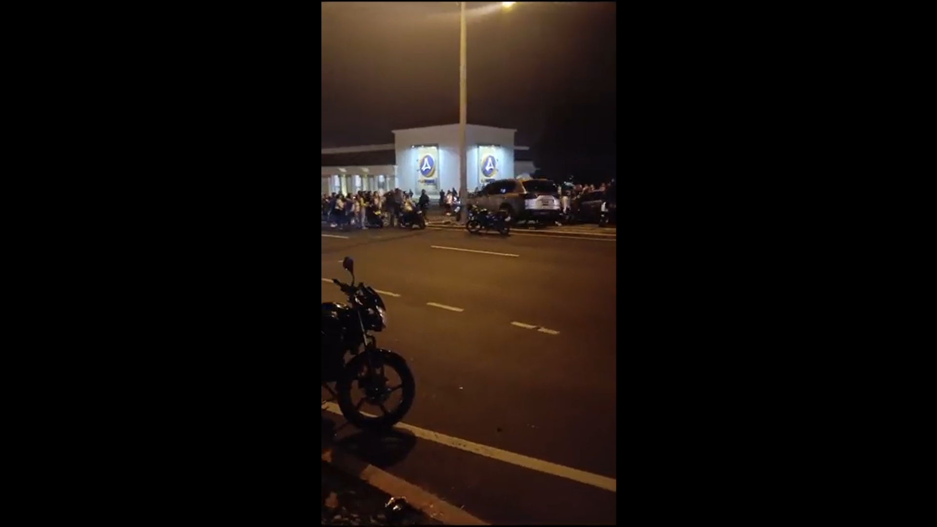 Captura de pantalla del momento en que la camioneta embiste a las motocicletas. (Foto: Redes)