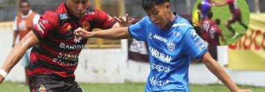 El futbolista de Xelajú, Justin Rancoj (13), disputa el balón con su rival de Coatepeque, Cristian Guerra. (Foto Prensa Libre: Xelajú)