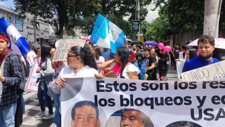 Estudiante universitarios se unen a manifestaciones contra autoridades del MP. (Foto Prensa Libre: Byron Rivera)