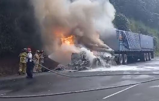 Cabezal incendiado en la autopista Palín Escuintla