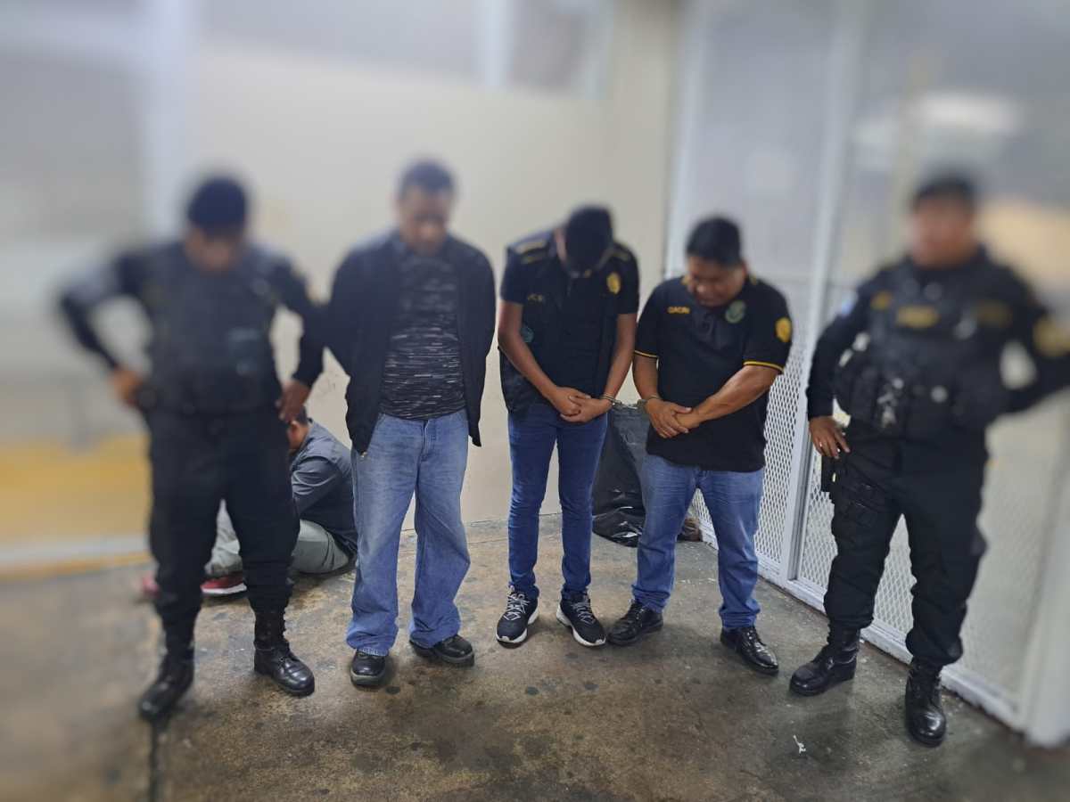 Un comerciante y dos agentes de la Policía Nacional Civil de alta en el Gabinete Criminalístico fueron arrestados la noche del 29 de octubre en el parque de un centro comercial en San Miguel Petapa, Guatemala. (Foto Prensa Libre: PNC).