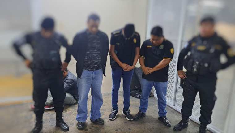 Un comerciante y dos agentes de la PolicÃ­a Nacional Civil de alta en el Gabinete CriminalÃ­stico fueron arrestados la noche del 29 de octubre en el parque de un centro comercial en San Miguel Petapa, Guatemala. (Foto Prensa Libre: PNC).