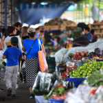 Varias personas llegan al mercado del CENMA a hacer sus compras de la semana. (Foto Prensa Libre: Carlos Hernández)