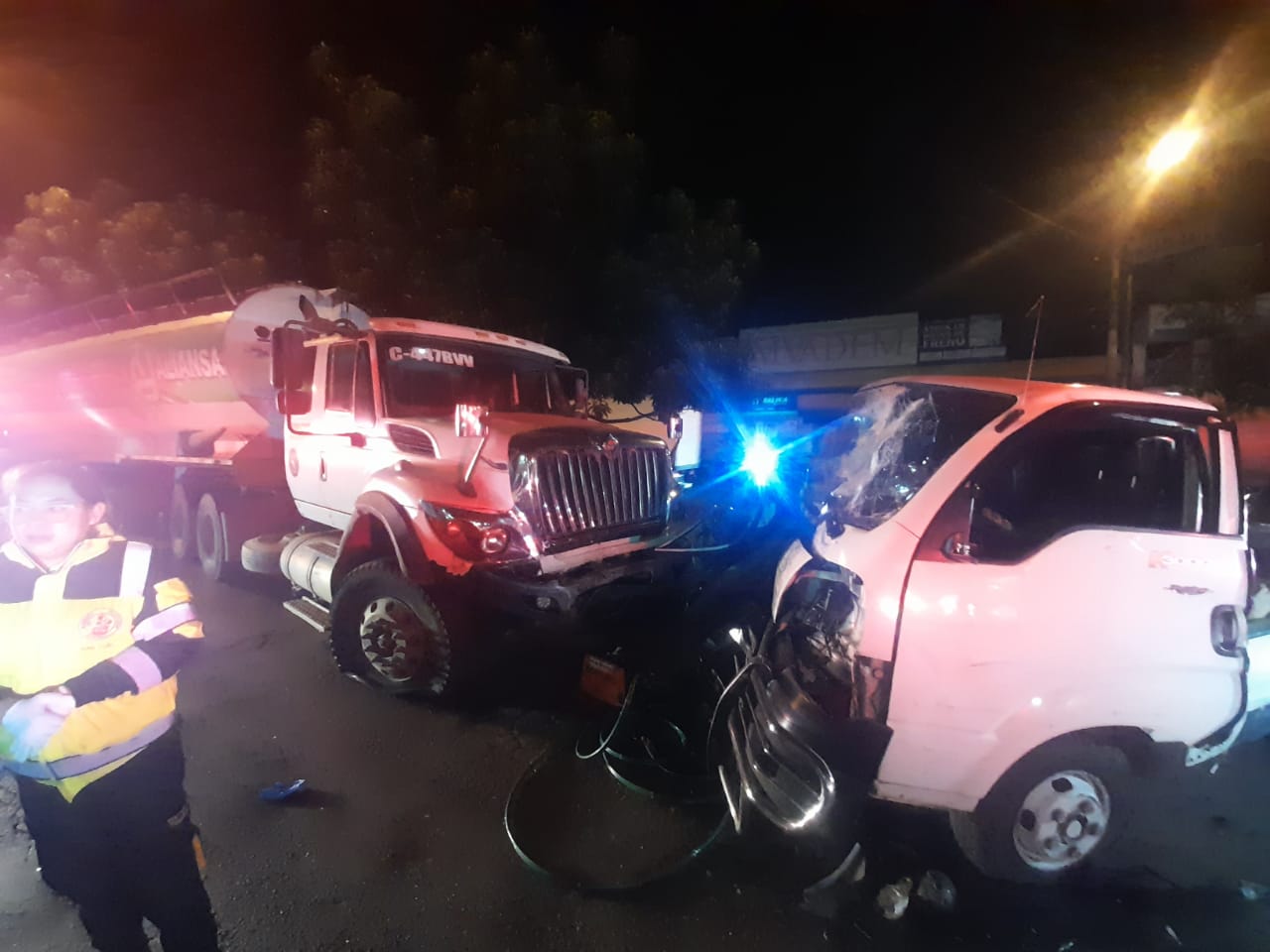 Dos camiones chocaron en la calzada San Juan y tres ocupantes resultaron heridos. (Foto Prensa Libre: Bomberos Voluntarios)