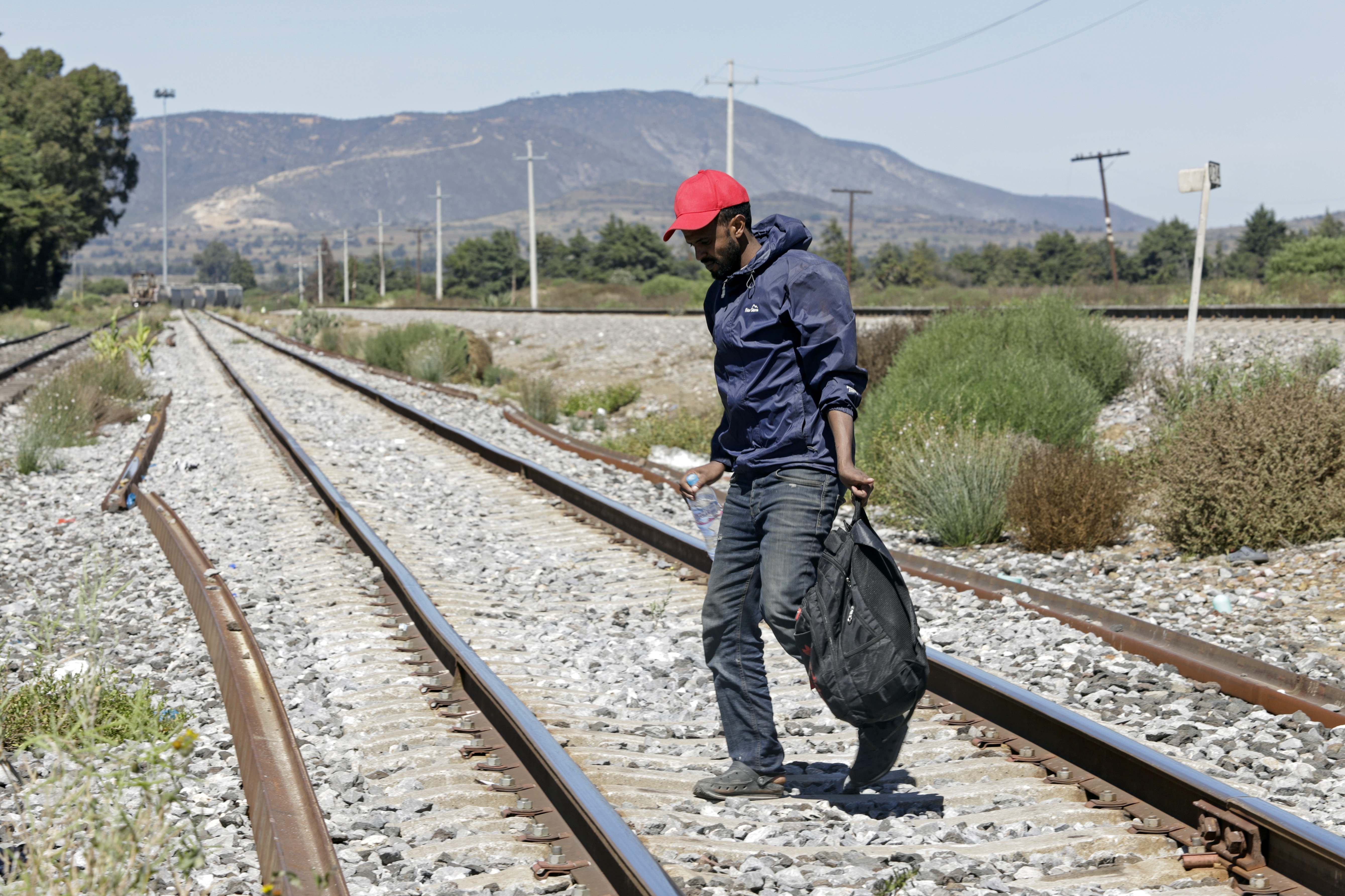Migrantes centroamericanos buscan llegar de manera irregular a EE. UU., y para lograrlo deben enfrentarse a varios peligros. (Foto Prensa Libre: EFE)