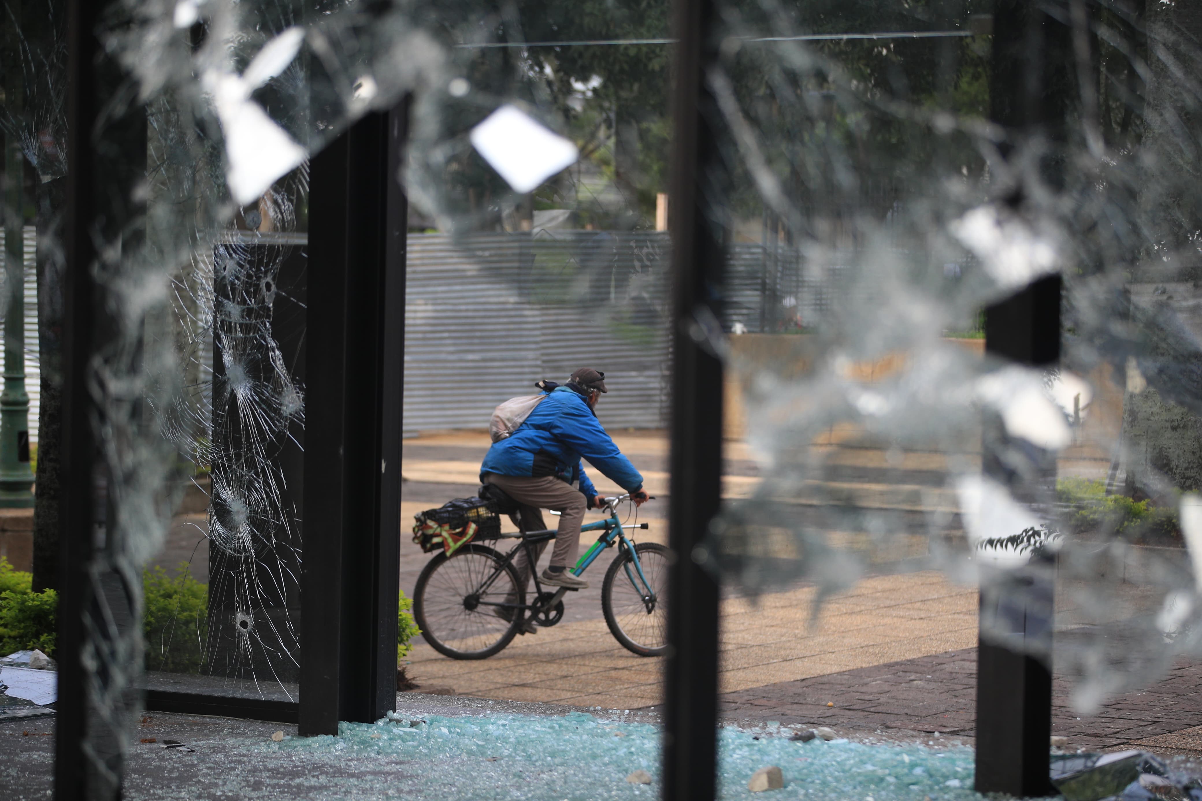 Parte de los daños que ocasionaron supuestos manifestantes en el Portal de la Sexta durante disturbios. (Foto Prensa Libre: Carlos Hernández)