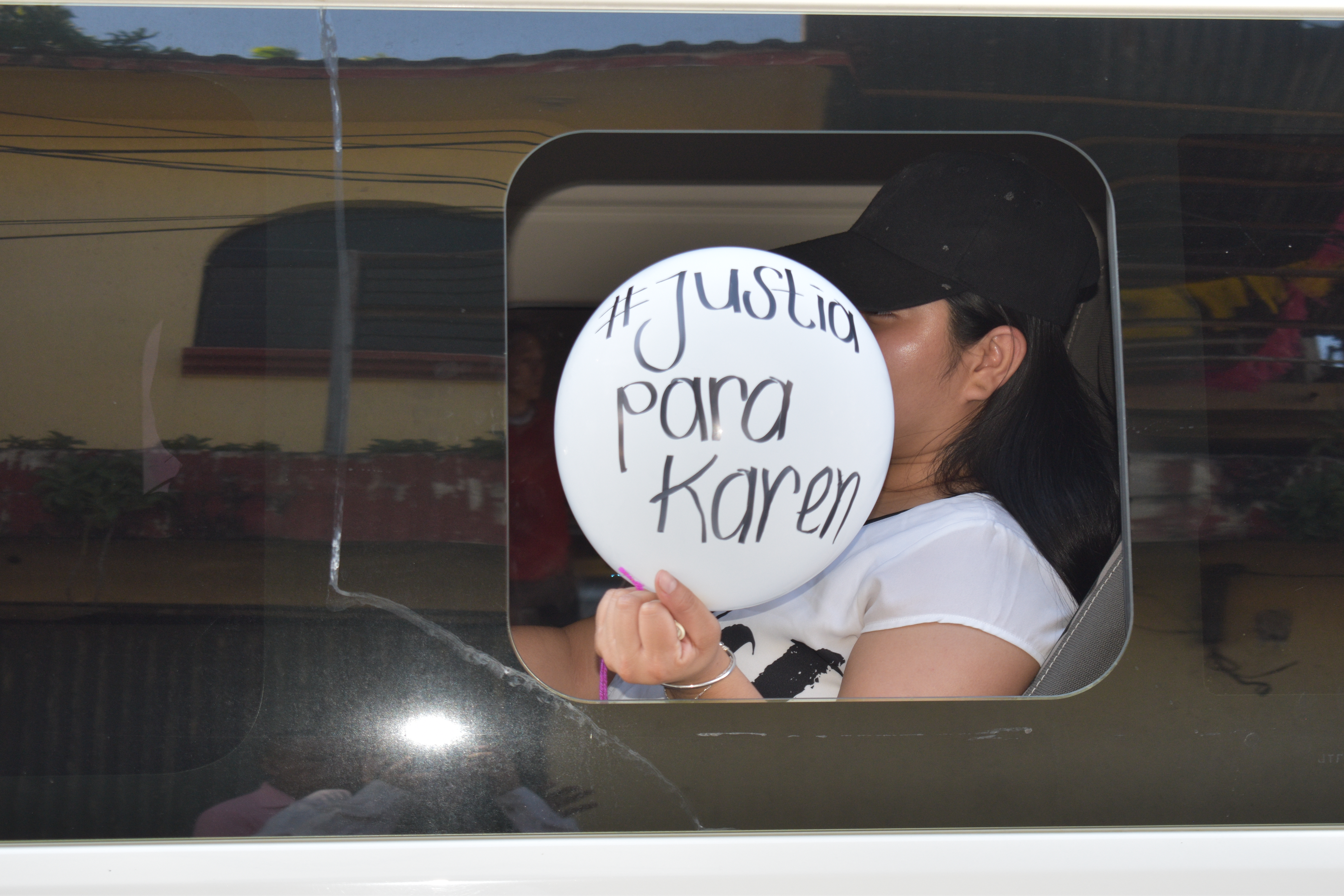 La muerte violenta de Karen Patricia Mayorga Zacarías, de 20 años, causó indignación en la población que manifestó su repudio y exigió justicia para esclarecer el hecho. (Foto Prensa Libre: Hemeroteca PL).