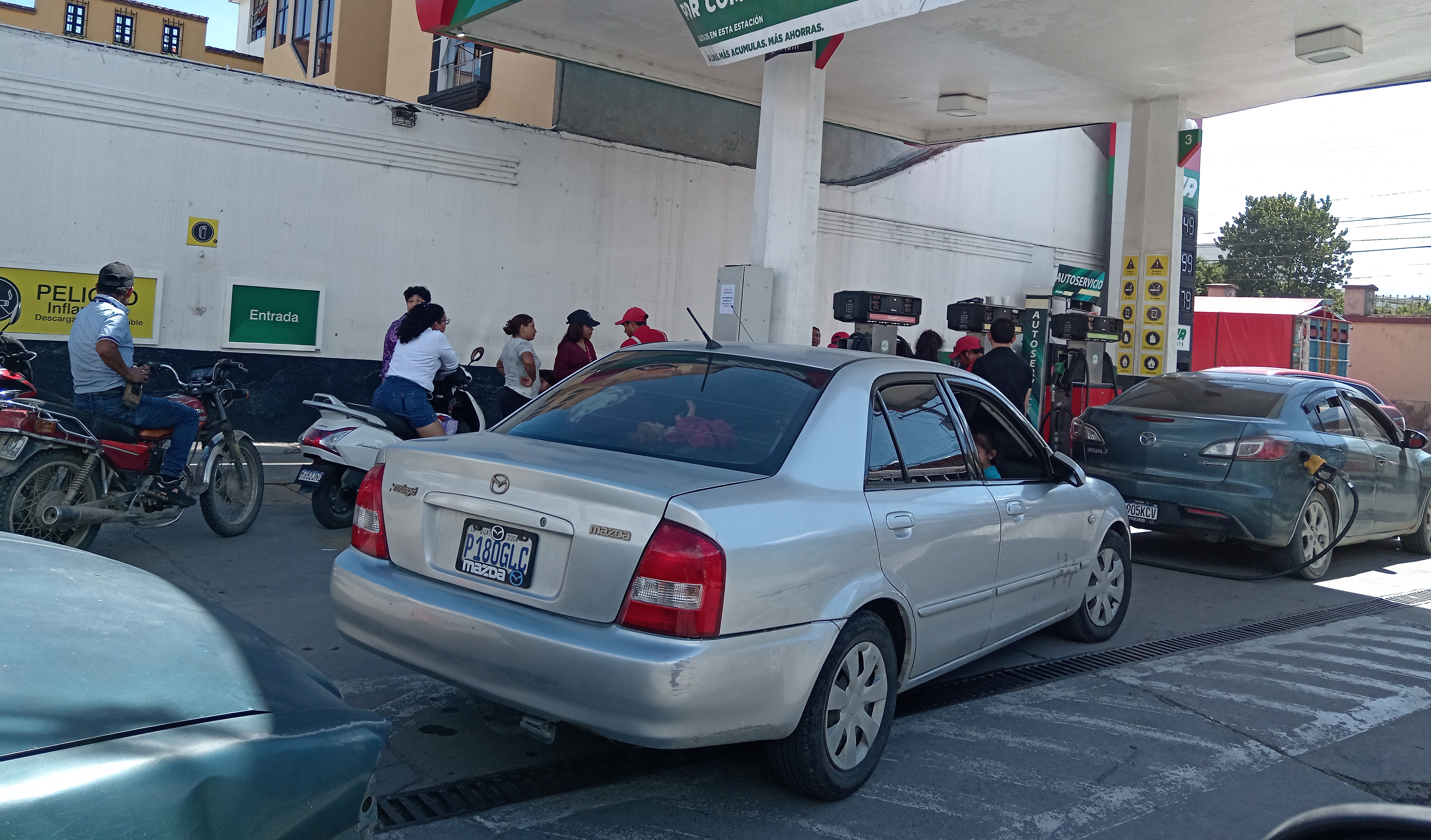 Conductores de Huehuetenango hicieron largas filas y esperaron por horas, para comprar suficiente combustible por temor a escasez derivado a bloqueos en carreteras.