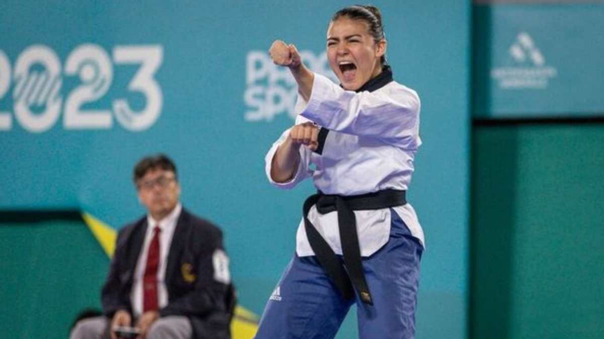 La deportista nacional, María Alejandra Higueros Luna, festeja su medalla de plata en Santiago 2023. (Foto Prensa Libre: Organización de Juegos Panamericanos)