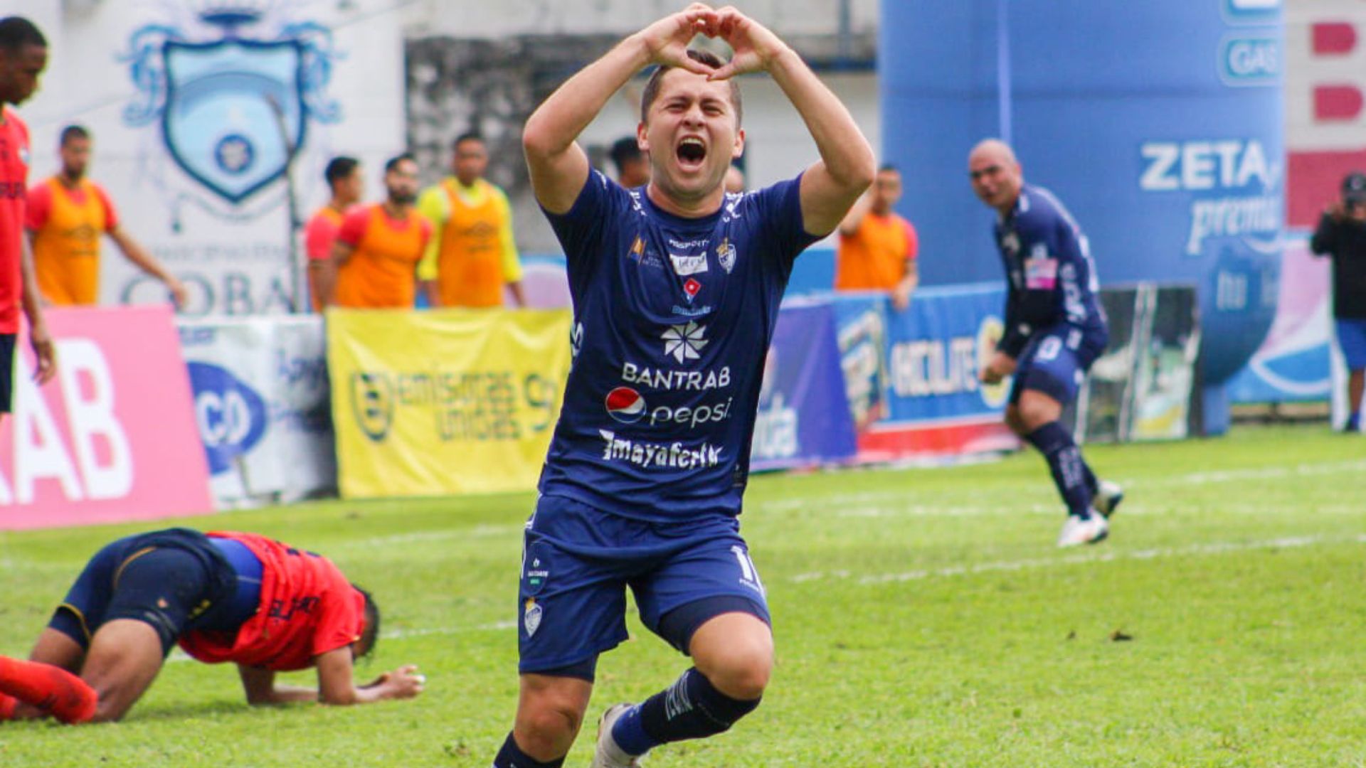 El jugador de Cobán Imperial, Anthony López, festeja el segundo gol de su equipo a Municipal en el José Ángel Rossi. (Foto Prensa Libre: Soyh8)
