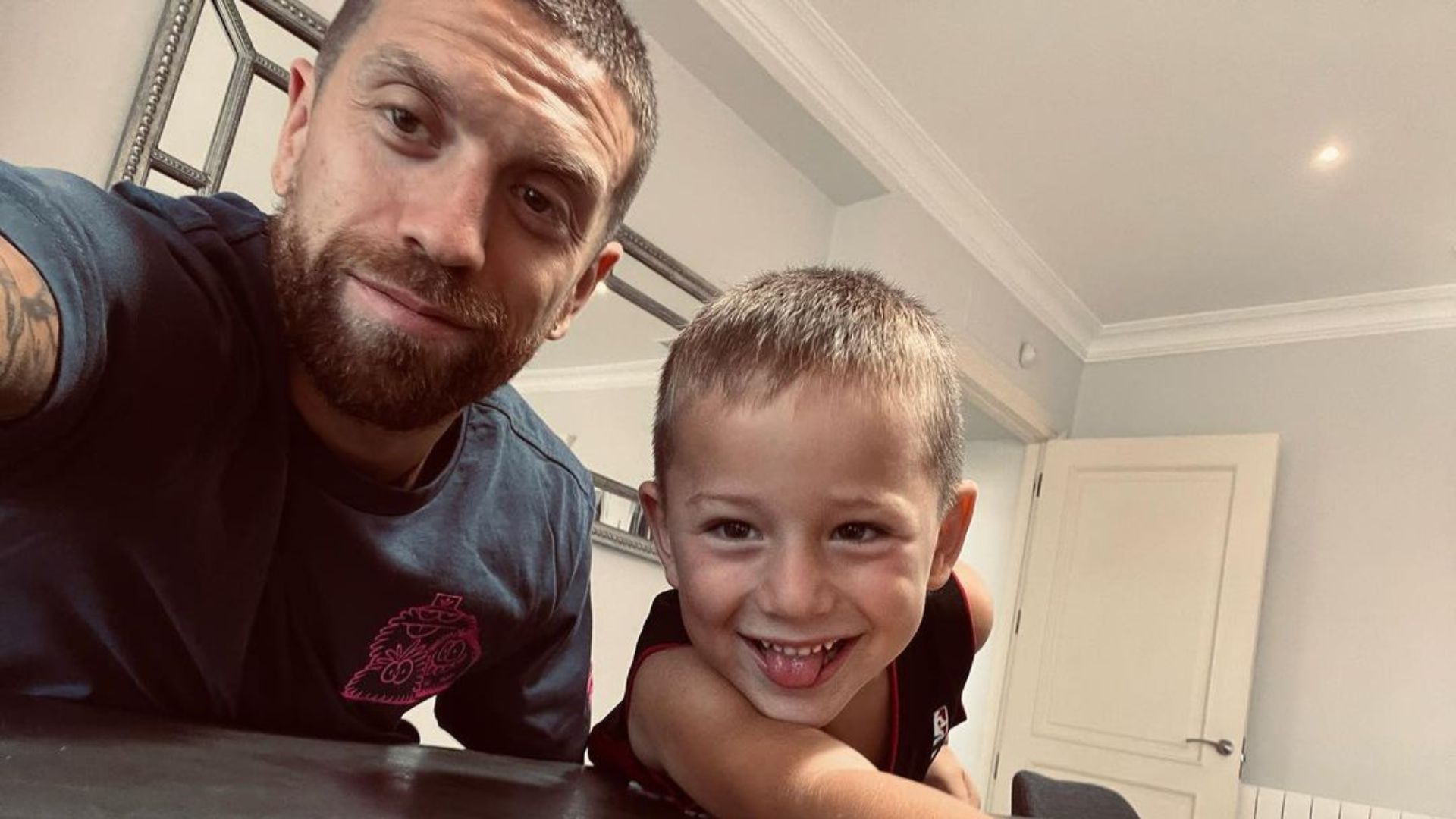 El jugador del Monza, Alejandro Gómez, junto a uno de sus hijos, de quien confesó, era el jarabe que ingirió y que le provocó la suspensión por doping positivo. (Foto Prensa Libre: Instagram)