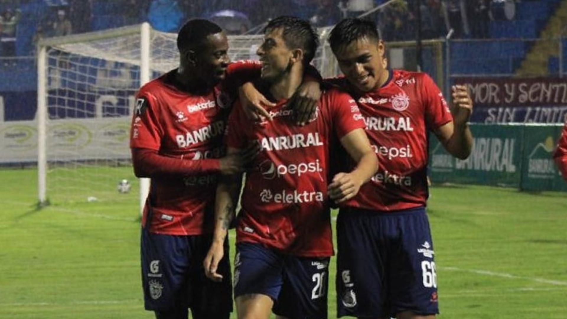 Los futbolistas de Xelajú celebran uno de sus dos goles ante Guastatoya en el único partido de la jornada 11 disputado el sábado 7 de octubre en el Mario Camposeco. (Foto Prensa Libre: Xelajú/Facebook)