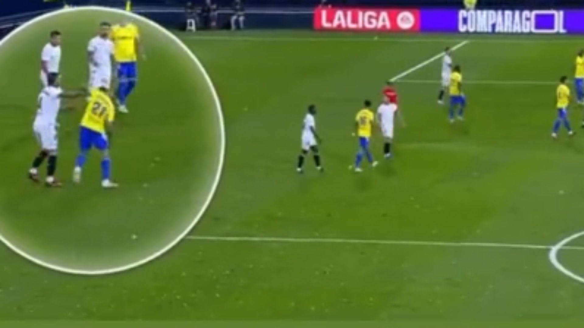 El momento en el que Sergio Ramos, del Sevilla, golpeó por la nuca a un jugador del Cádiz. (Foto Prensa Libre: Captura de Pantalla)