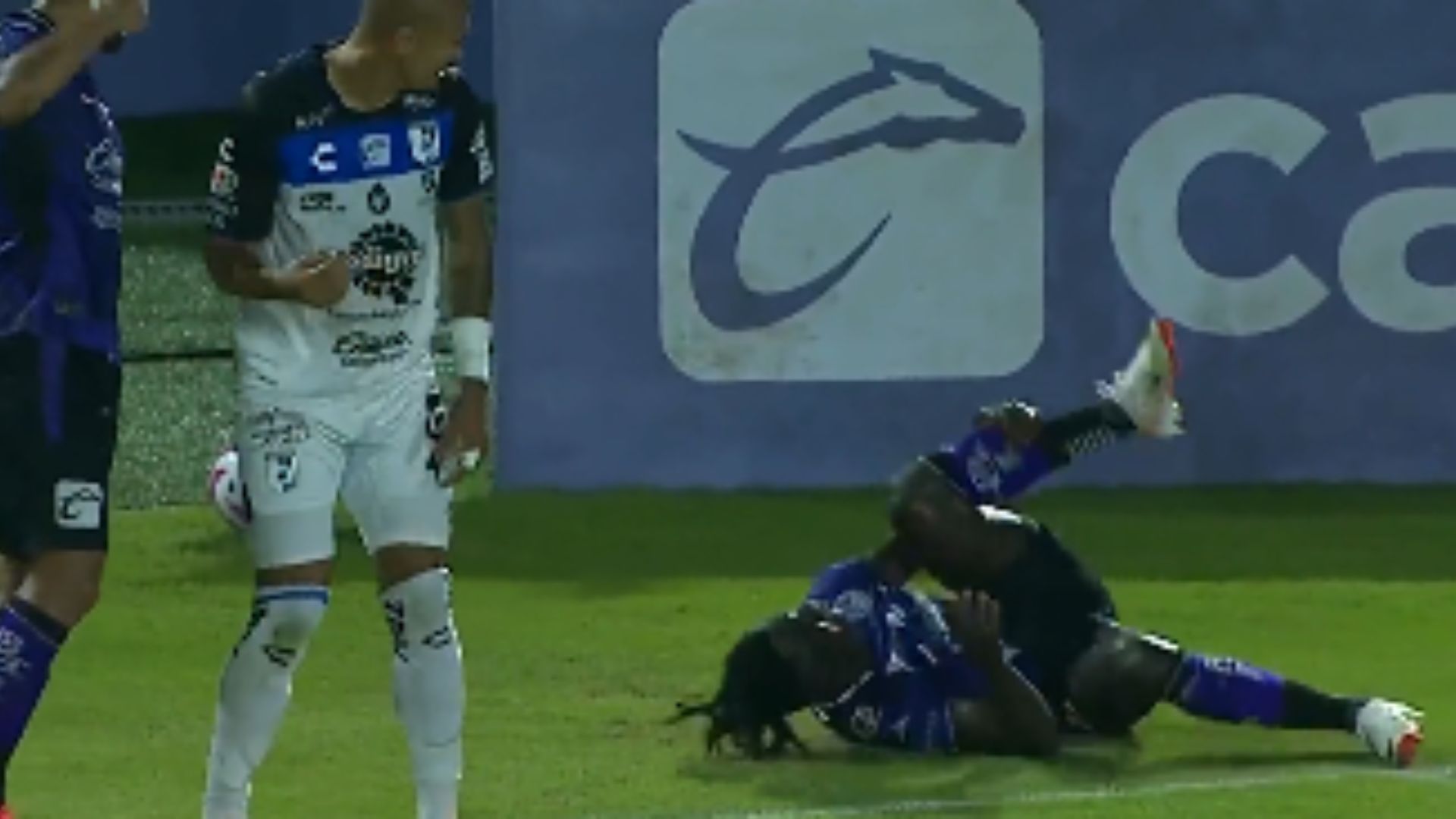 El momento en el que el jugador del Mazatlán FC, Ake Loba, sufrió su dura lesión. (Foto Prensa Libre: Captura de Pantalla)