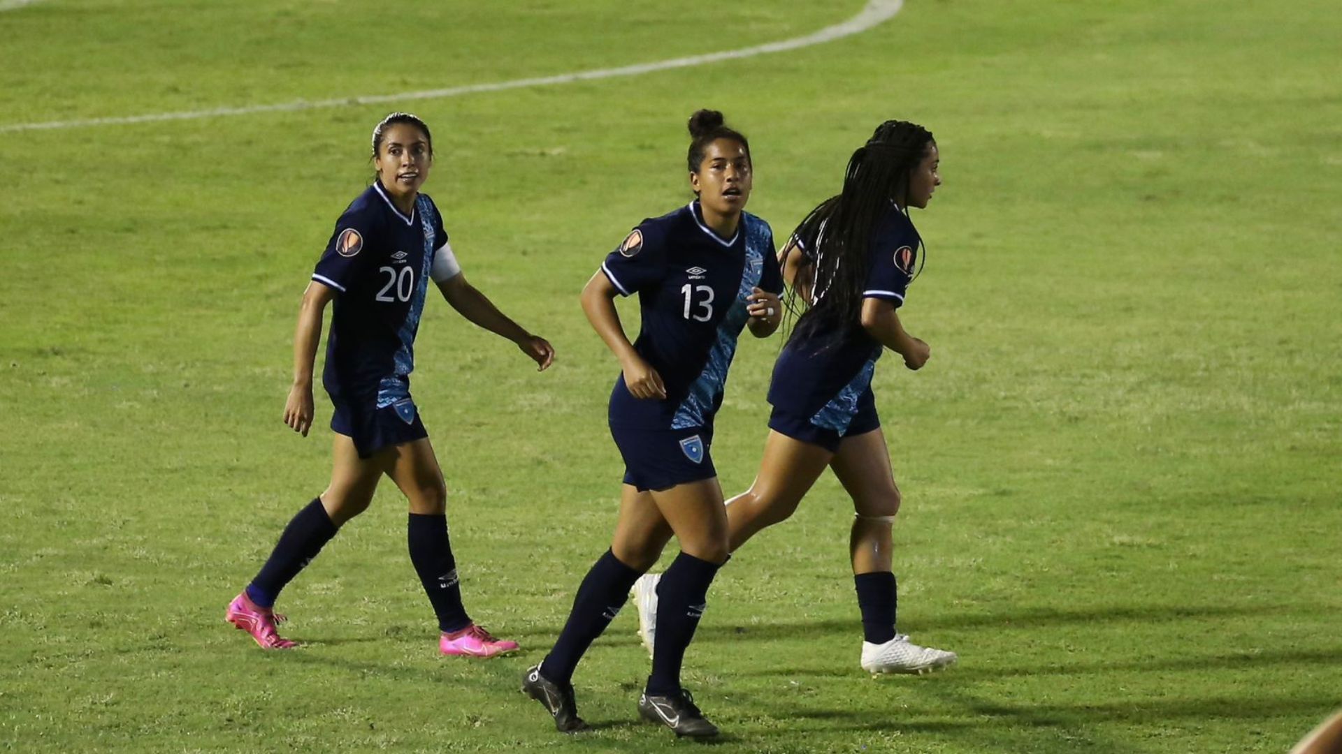 Las futbolistas de la Selección Nacional, Ana Lucía Martínez (i), Aisha Solórzano (c) y Savianna Gómez, luego de marcar el empate final ante Jamaica. (Foto Prensa Libre; Fedefut)