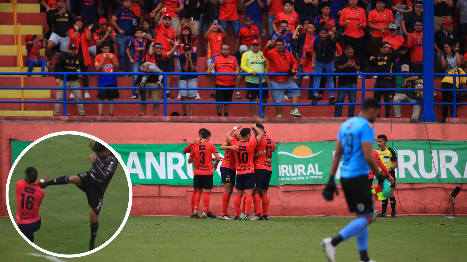 Los jugadores de Municipal celebran el único tanto del partido ante Xelajú en el Manuel Felipe Carrera. (Foto Prensa Libre: Carlos Hernández)