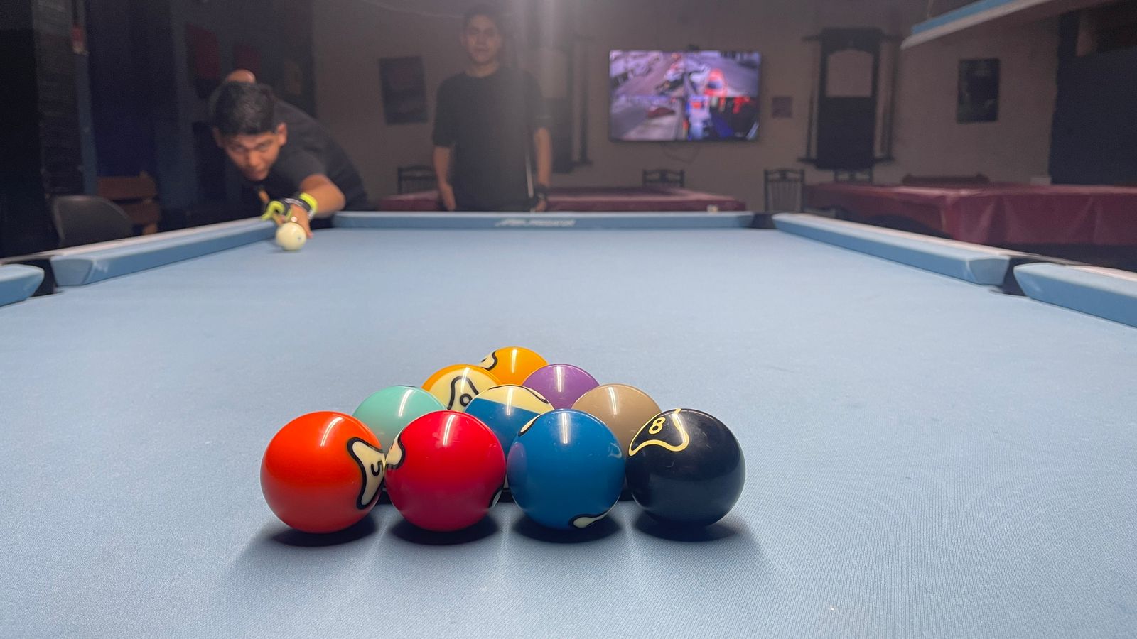 En la actualidad, el billar en el país lo juegan todos los miembros de la familia, como ocurre en el Pool Arena, propiedad de Omar Piral, donde juega Carlos Sinay —en la foto— (Foto Prensa Libre, cortesía de Omar Piral)