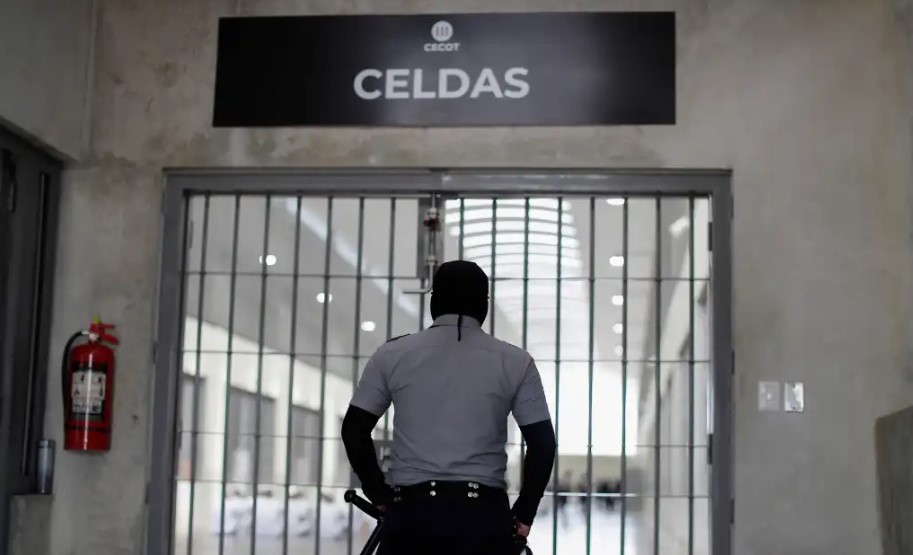 Estudio revela que modificaciones penales violan los derechos en El Salvador. (Foto Prensa Libre: EFE)