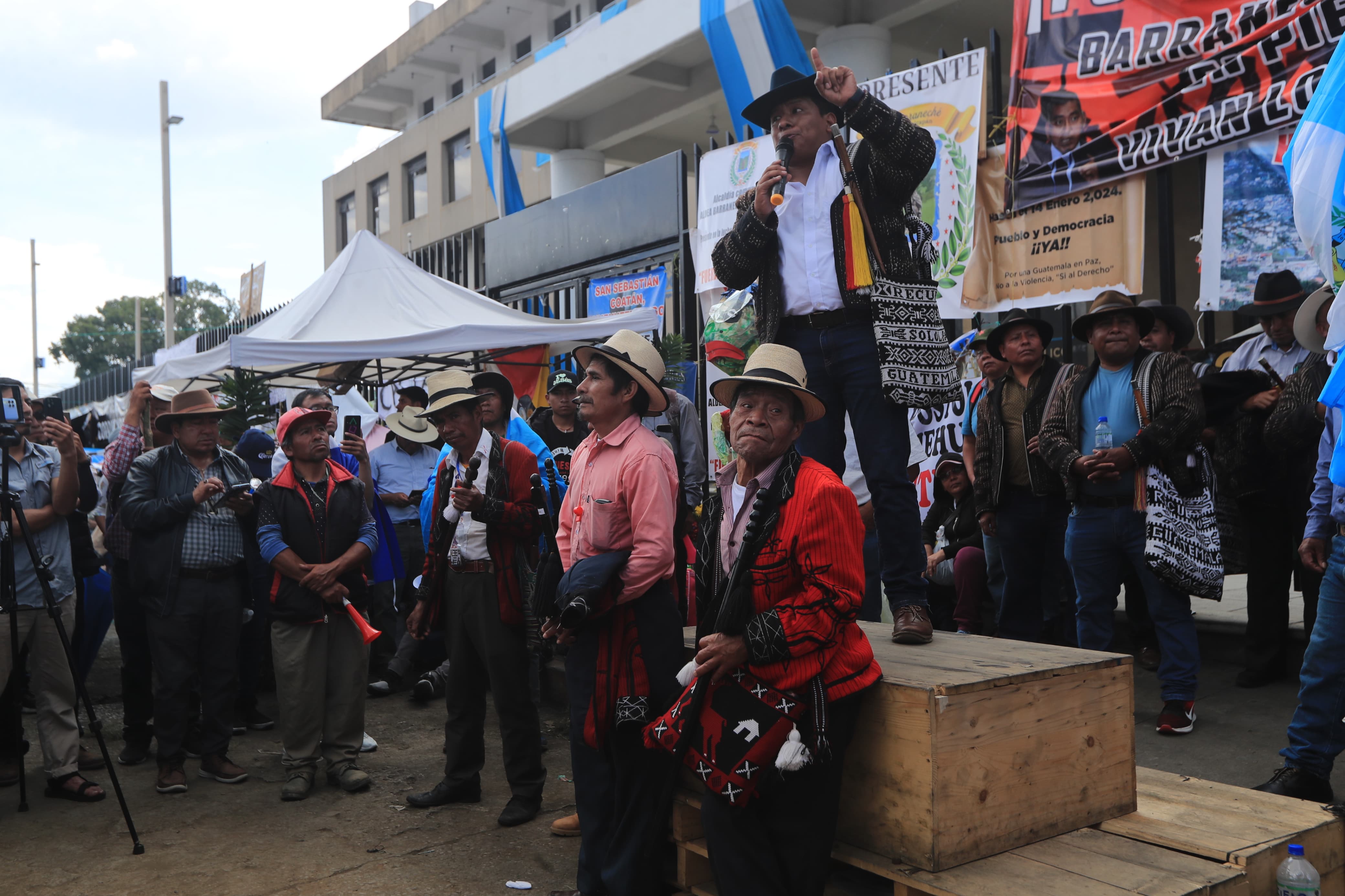 Elmer Tuy, síndico de la Municipalidad Indígena de Sololá, indicó el martes 24 de octubre frente al MP, que los bloqueos seguirían.