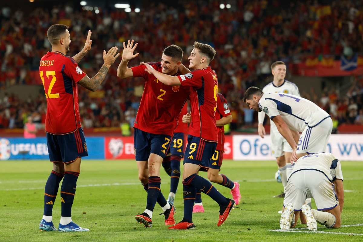  El centrocampista de la selección española Oihan Sancet (2i) celebra su gol, segundo del equipo, en el partido de clasificación para la Eurocopa 2024 que los combinados nacionales de España y Escocia. (Foto Prensa Libre: EFE)