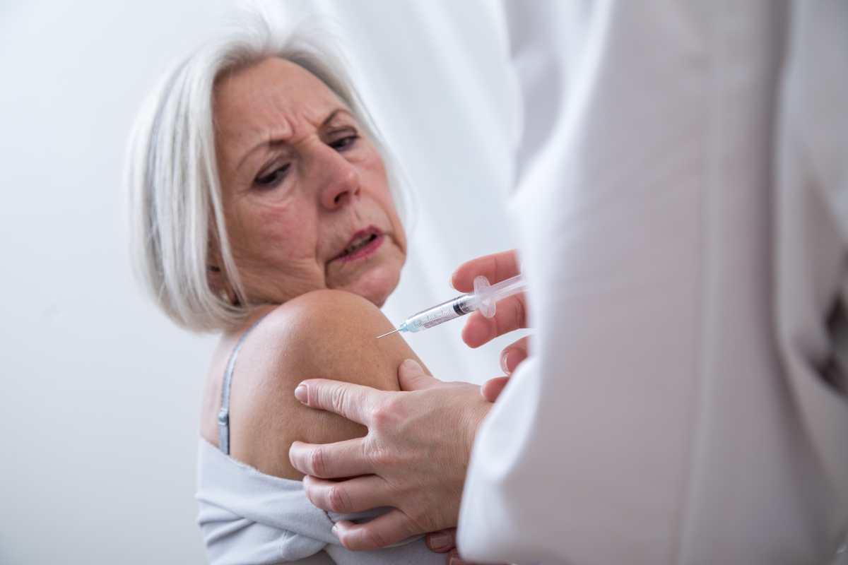 5 vacunas esenciales para personas mayores