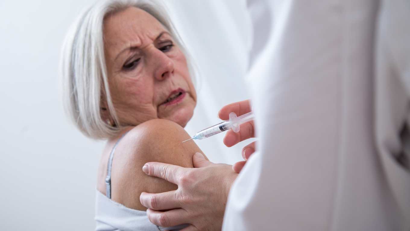 5 vacunas esenciales para personas mayores