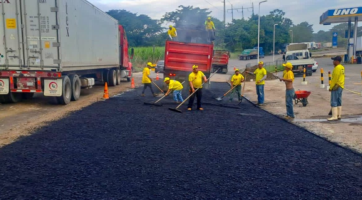 Trabajos de Covial en socavón en ruta de Siquinalá provoca tránsito lento hacia el Pacífico