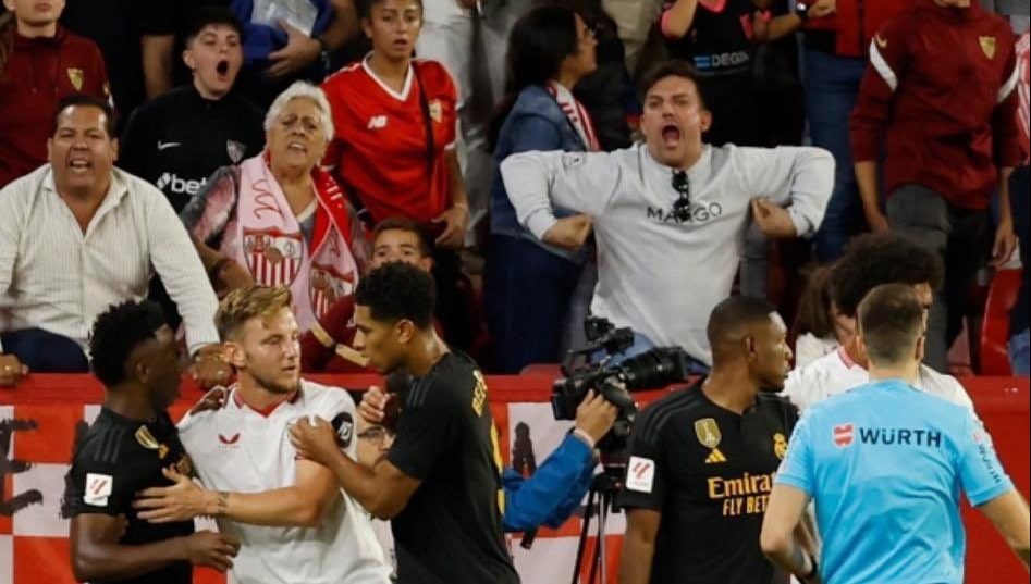 Este es el momento en el que un aficionado del Sevilla emuló a un mono durante el partido frente al Real Madrid. (Foto Prensa Libre: Redes Sociales)
